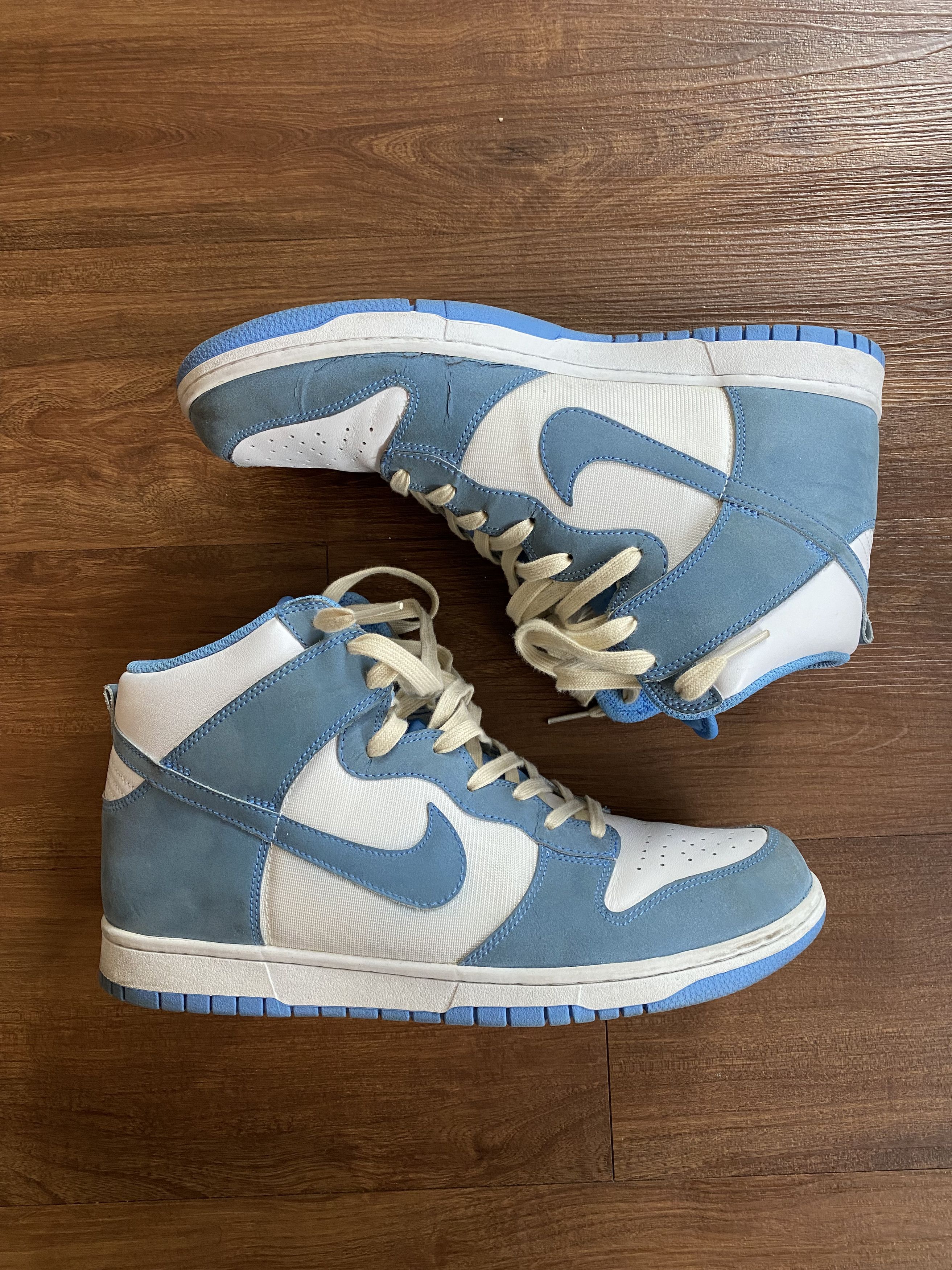 university blue dunk on feet