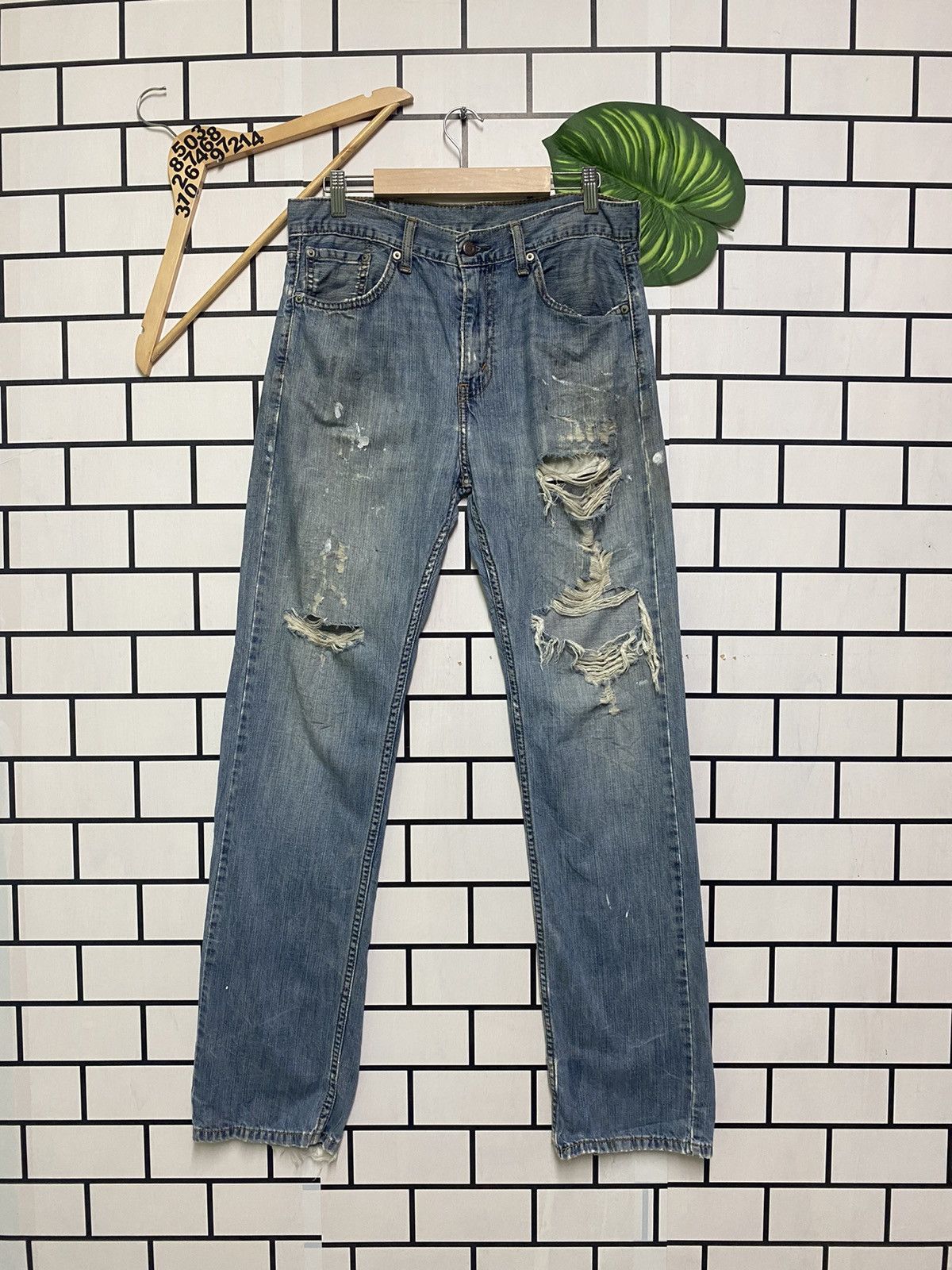 Vintage Levis 505 Distressed Denim - L33
