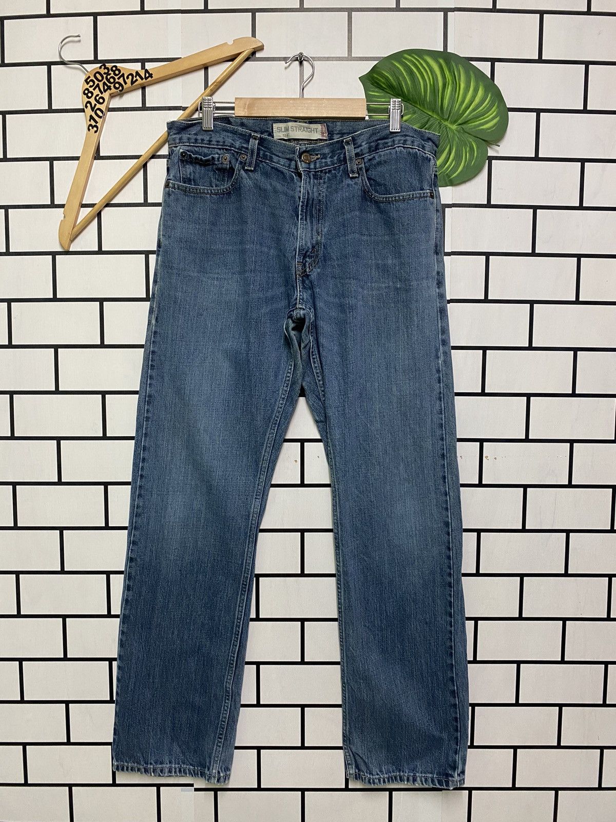 Vintage LEVIS 514 Slim Straight Denim -L39