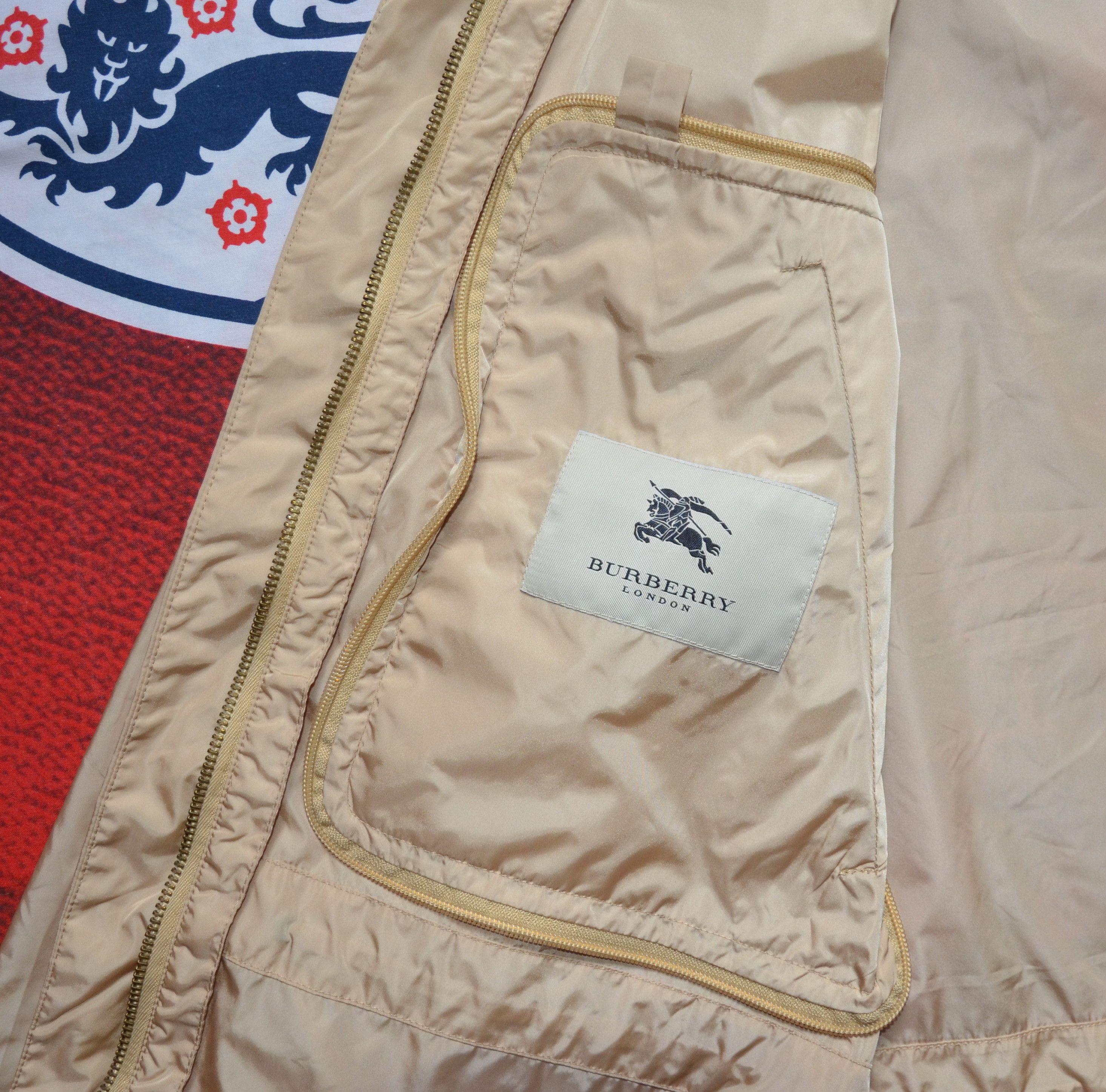 Burberry BURBERRY LONDON Women's Nylon Jacket Transforms Into a Bag Size M / US 6-8 / IT 42-44 - 10 Thumbnail