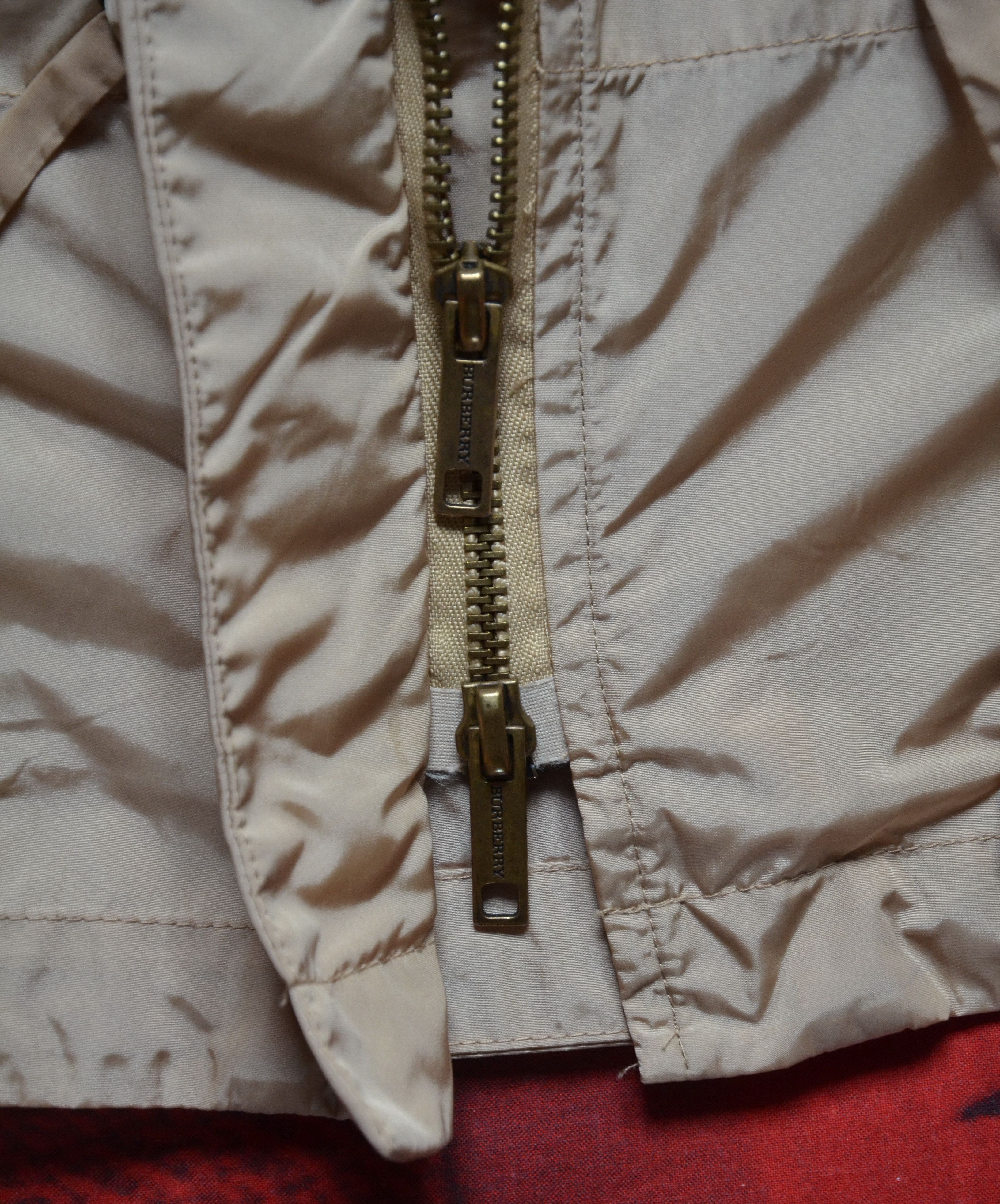 Burberry BURBERRY LONDON Women's Nylon Jacket Transforms Into a Bag Size M / US 6-8 / IT 42-44 - 6 Thumbnail