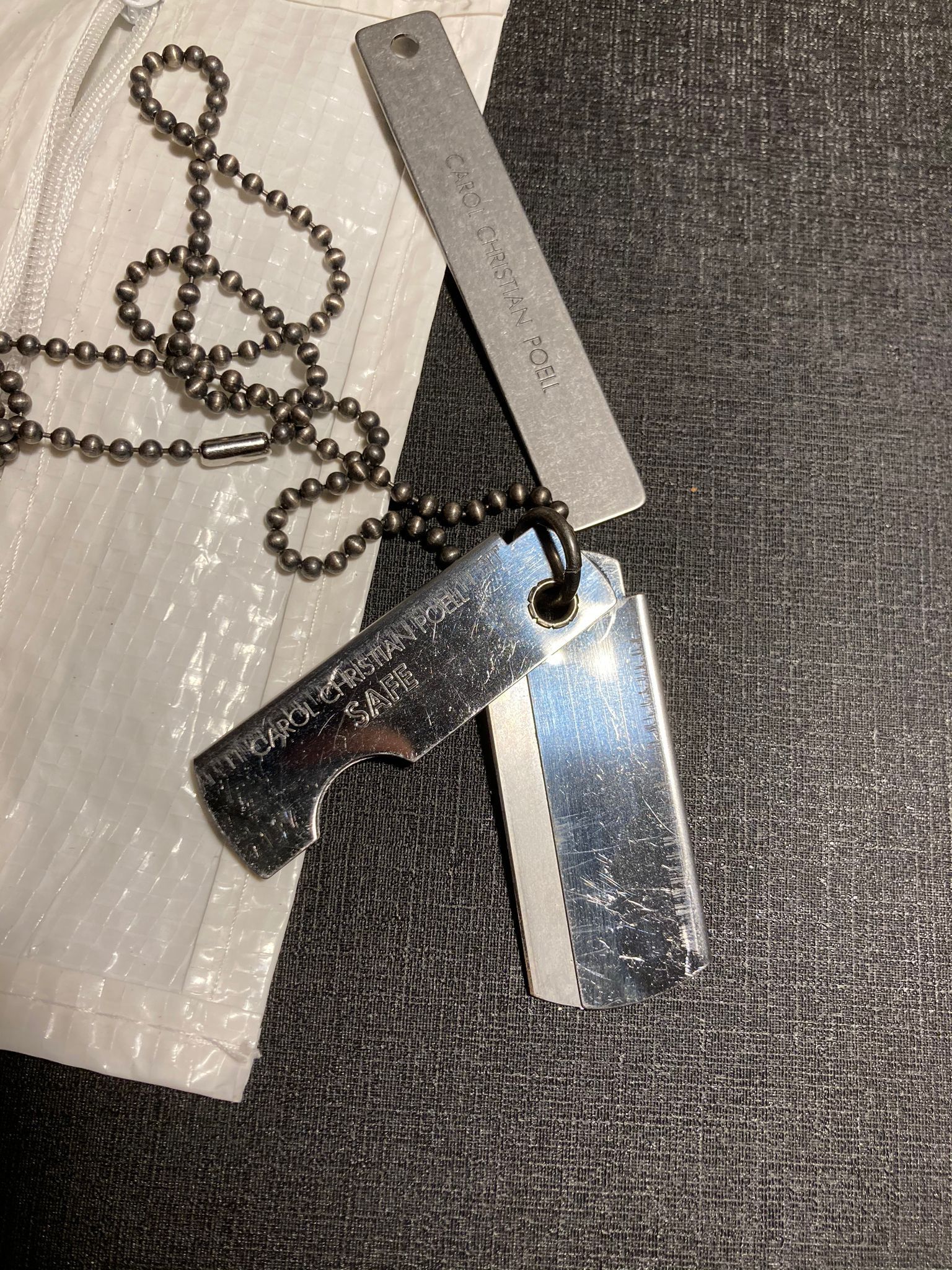 アクセサリー CAROL CHRISTIAN POELL PORTABLE BLADE CAROL CHRISTIAN POELL SS18 PORTABLE BLADE ON SILVER CHAIN