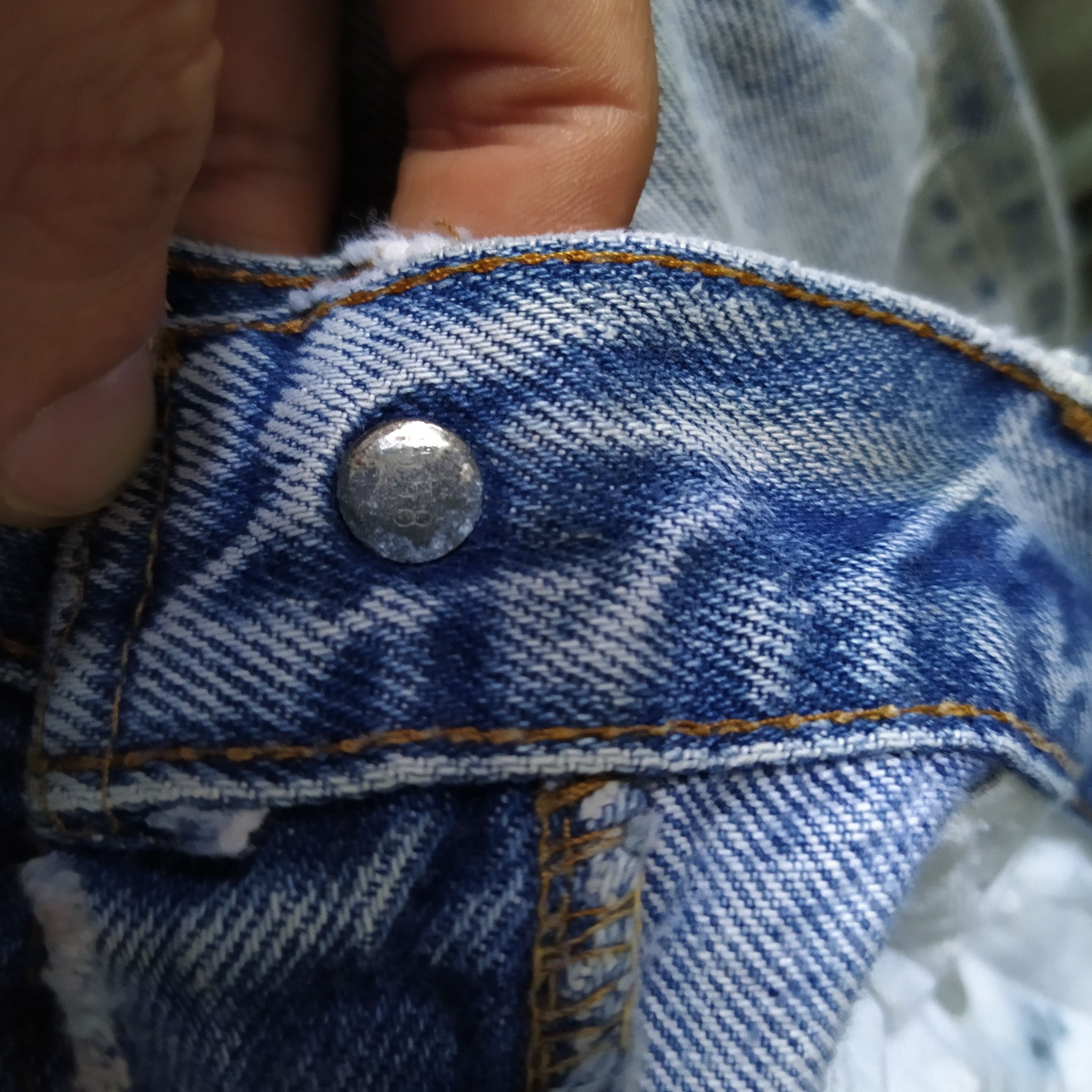 Levi's 1981 LEVI 501 SELVEDGE #558 DISTRESSED DENIM COBAIN (D424) Size US 28 / EU 44 - 11 Thumbnail