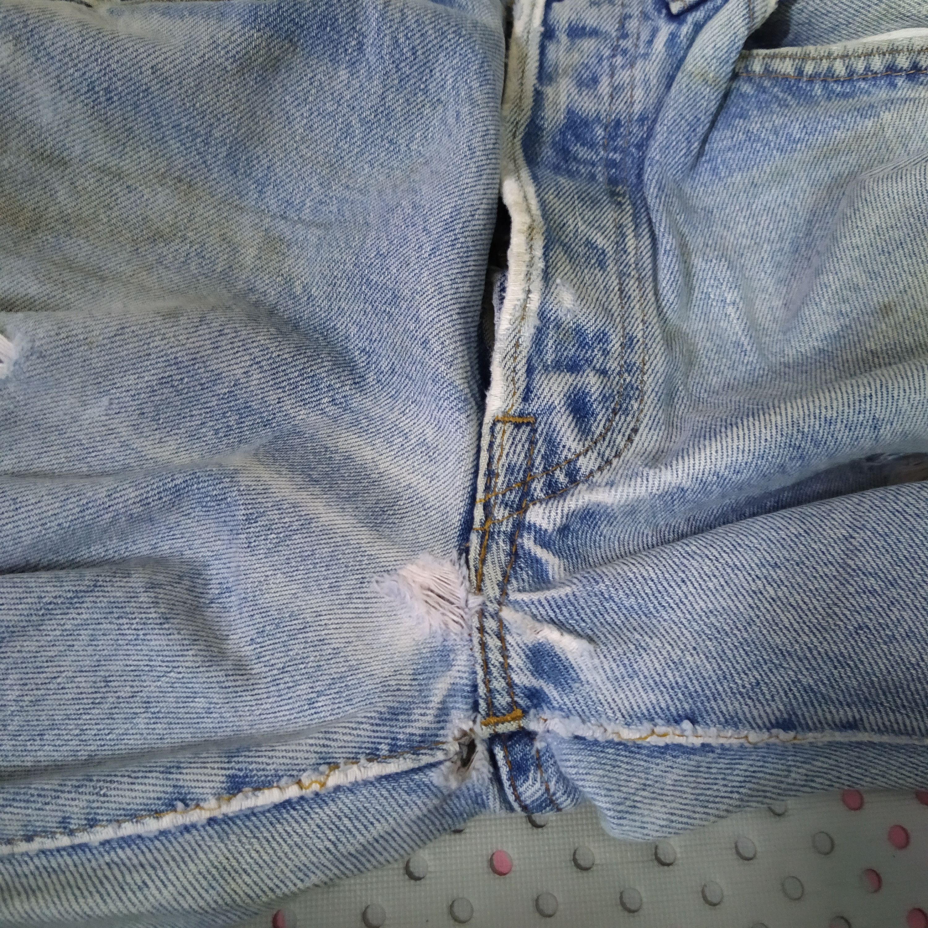 Levi's 1981 LEVI 501 SELVEDGE #558 DISTRESSED DENIM COBAIN (D424) Size US 28 / EU 44 - 13 Thumbnail
