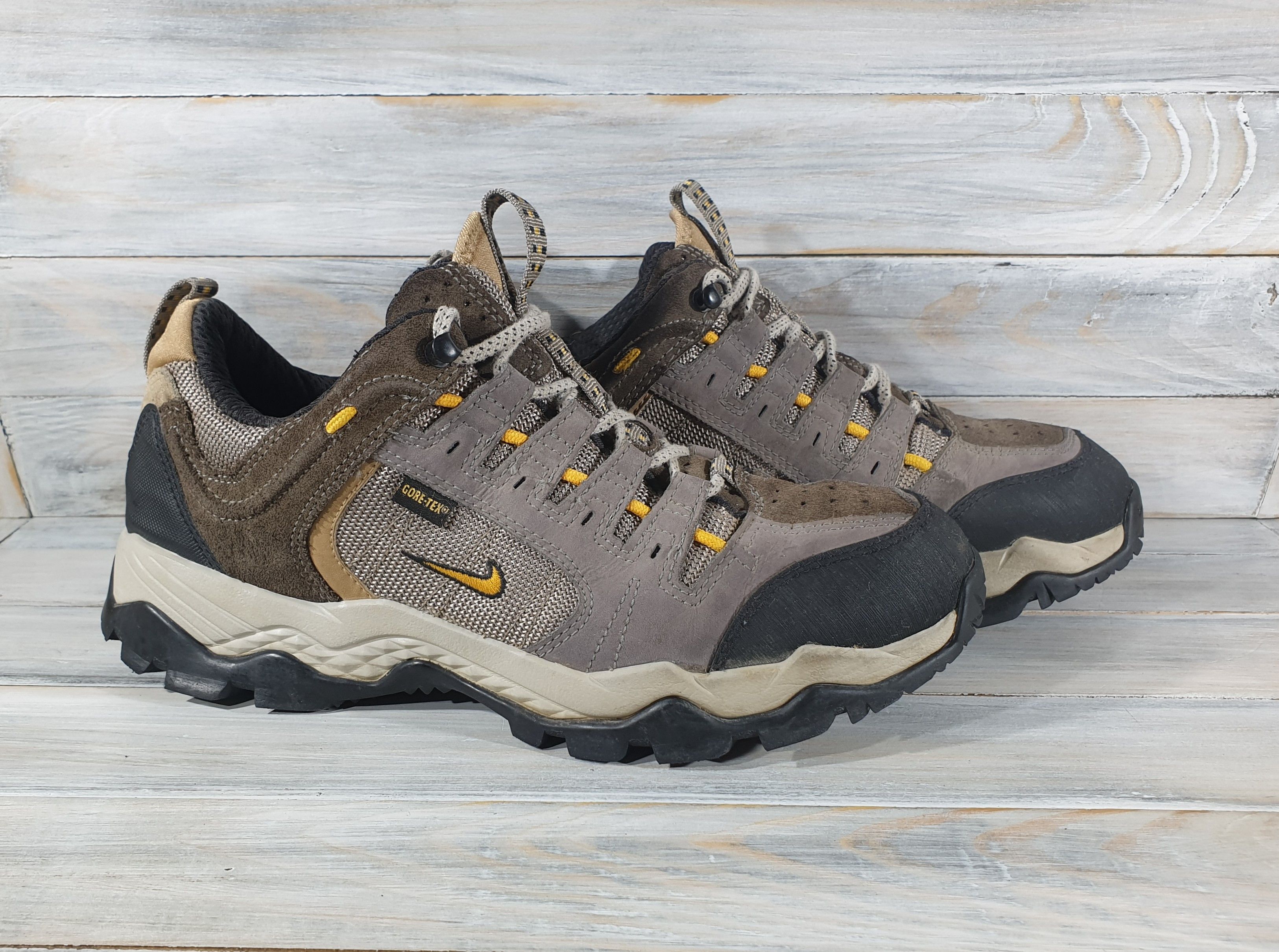 Goretex Vintage Nike Tengu II Gore-Tex Iron / Gold Leaf / Shale Size US 8.5 / EU 41-42 - 1 Thumbnail