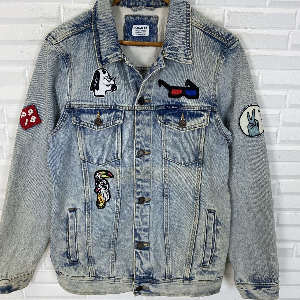 Pull & Bear PULL & BEAR MULTI PATCHES TRUCKER DENIM JACKET Size US M / EU 48-50 / 2 - 5 Thumbnail