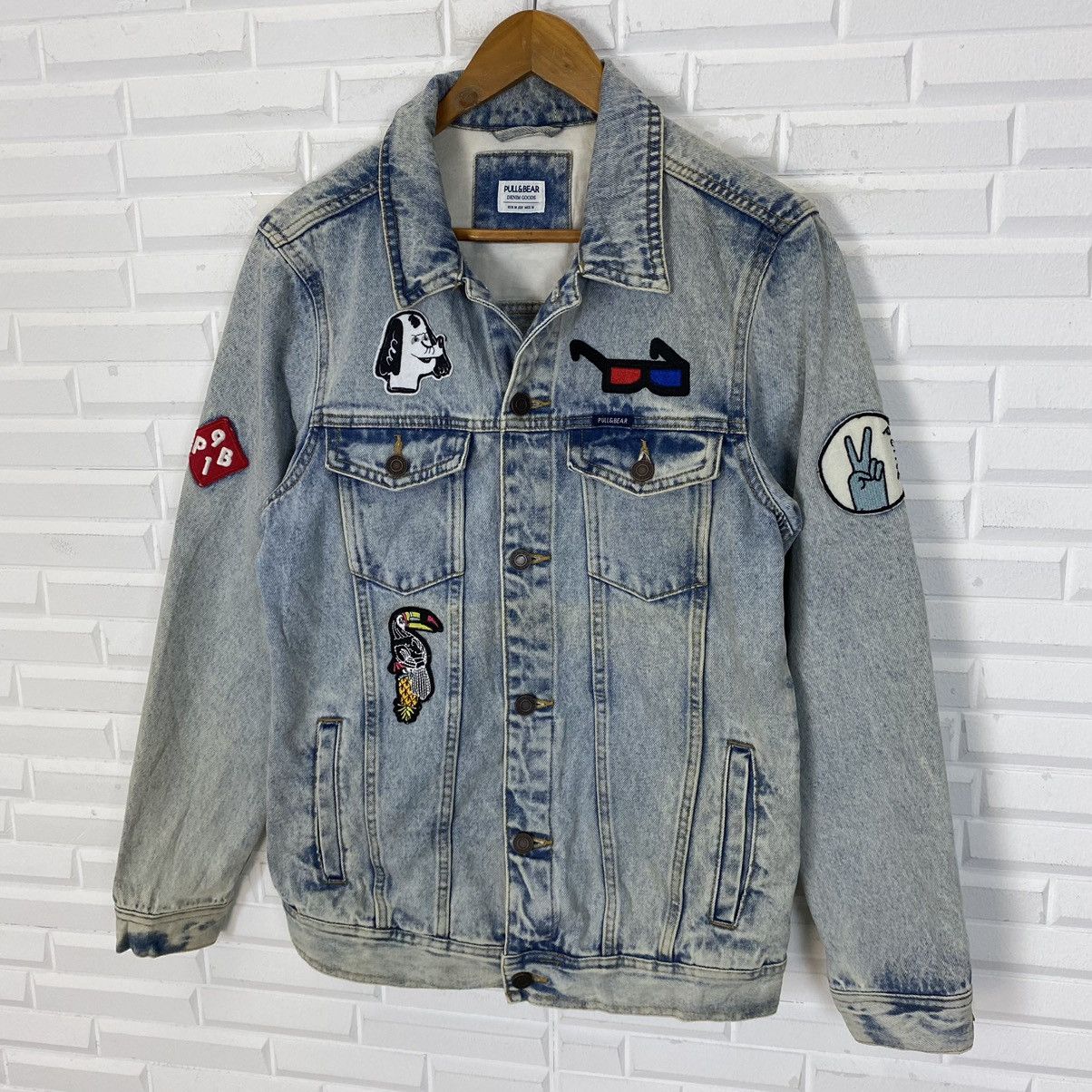 Pull & Bear PULL & BEAR MULTI PATCHES TRUCKER DENIM JACKET Size US M / EU 48-50 / 2 - 4 Thumbnail