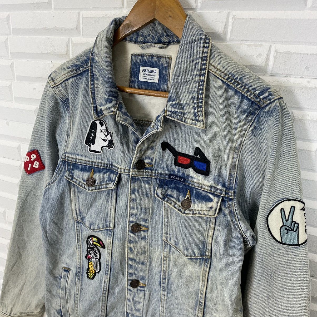 Pull & Bear PULL & BEAR MULTI PATCHES TRUCKER DENIM JACKET Size US M / EU 48-50 / 2 - 7 Thumbnail