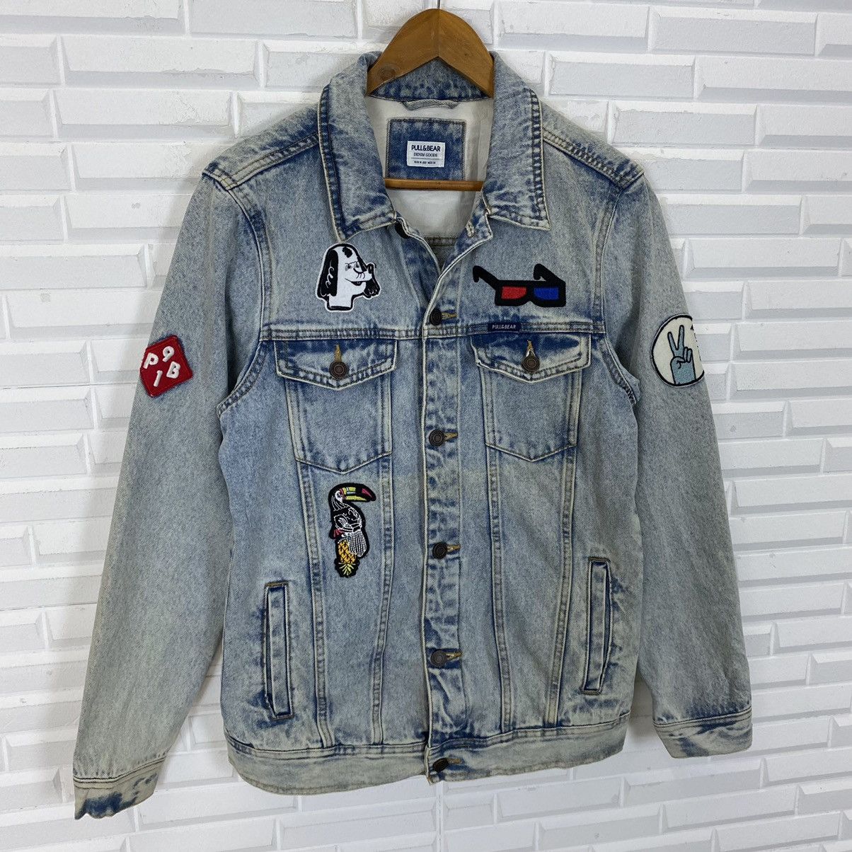 Pull & Bear PULL & BEAR MULTI PATCHES TRUCKER DENIM JACKET Size US M / EU 48-50 / 2 - 3 Thumbnail