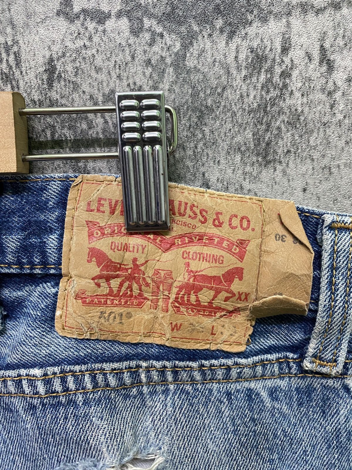 Levi's × Vintage Vintage Levi's 501 Dirty Blue Distressed Jean - L74 Size US 36 / EU 52 - 20 Thumbnail
