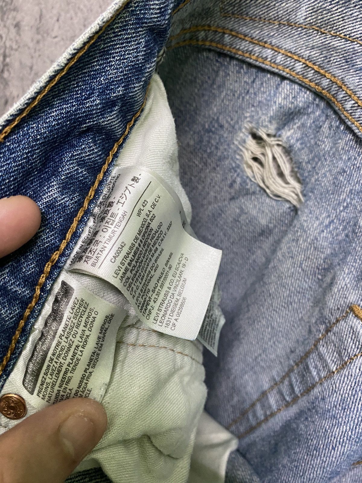 Levi's × Vintage Vintage Levi's 501 Dirty Blue Distressed Jean - L74 Size US 36 / EU 52 - 22 Thumbnail