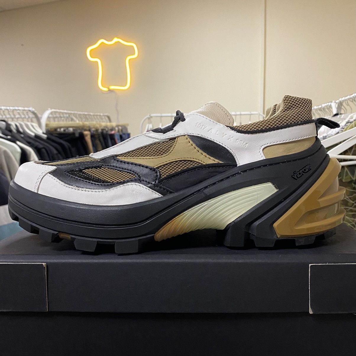 靴 1017 ALYX 9SM INVISIBLE SNEAKER 1017 ALYX 9SM - Indivisible Sneaker | HBX