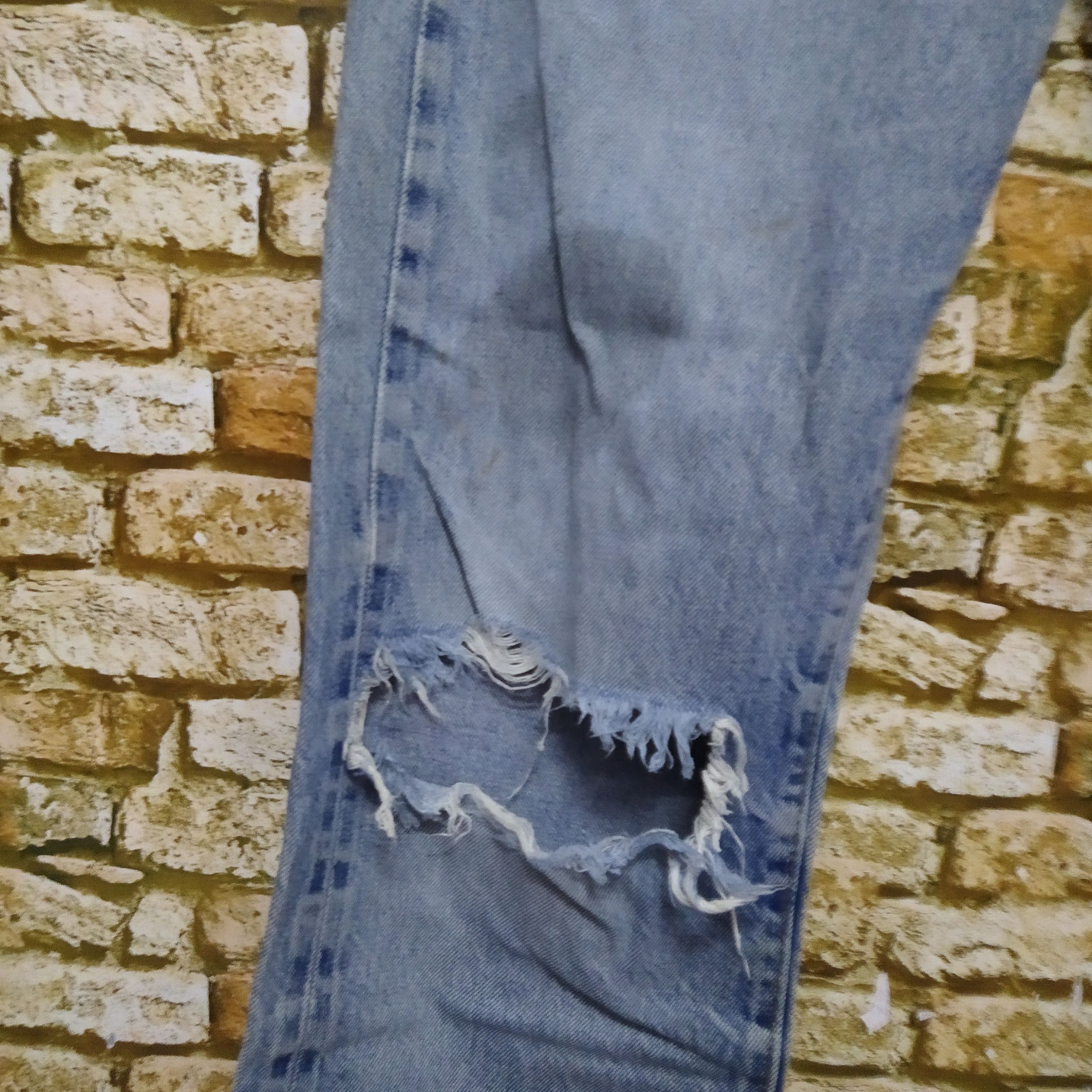 Levi's 80s LEVIS 501 SELVEDGE #6 DISTRESSED DENIM COBAIN (D458) Size US 28 / EU 44 - 2 Thumbnail