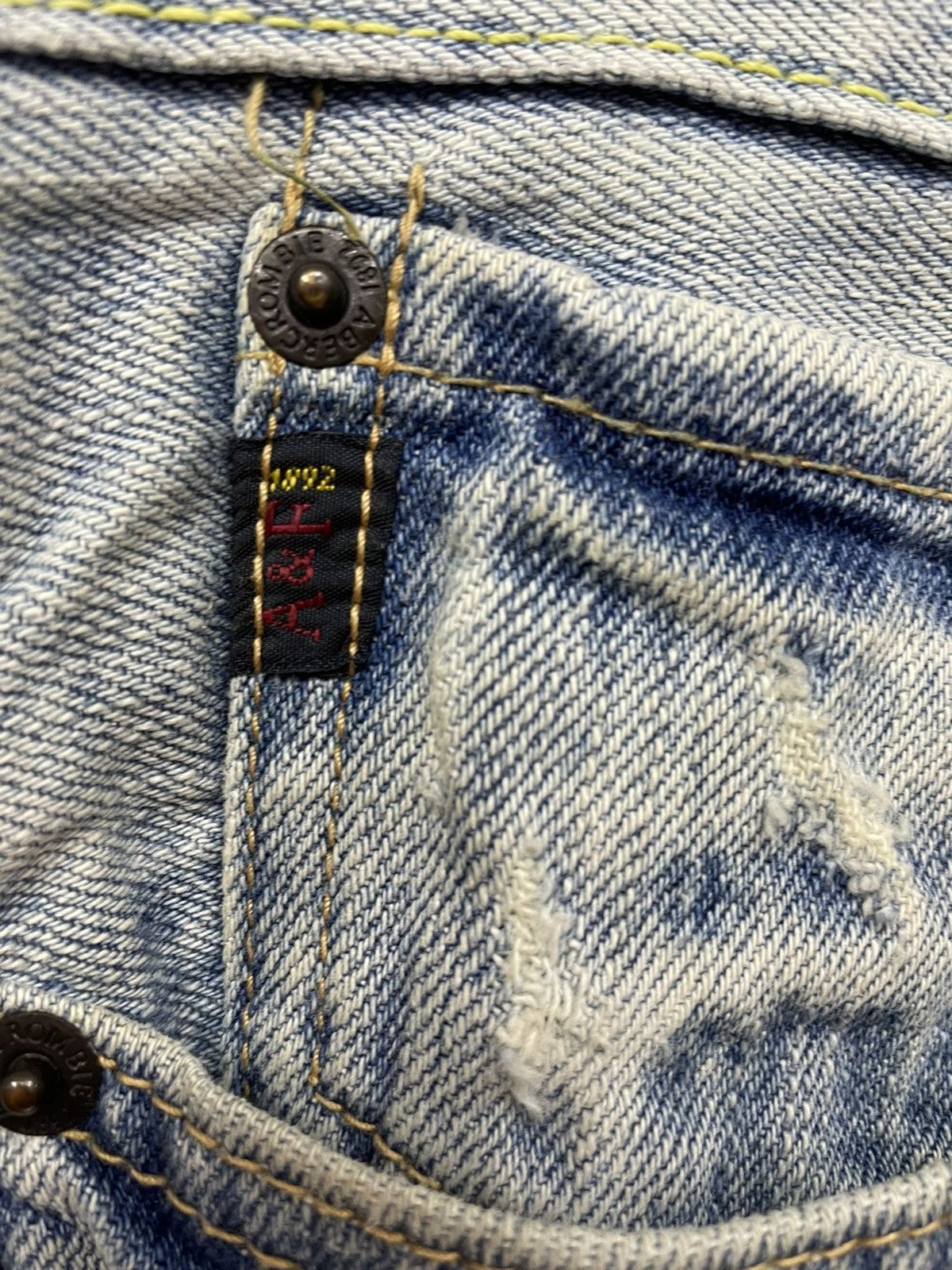 Abercrombie & Fitch Vintage ABERCROMBIE Thrashed Distressed Light Wash Denim Size US 34 / EU 50 - 6 Thumbnail