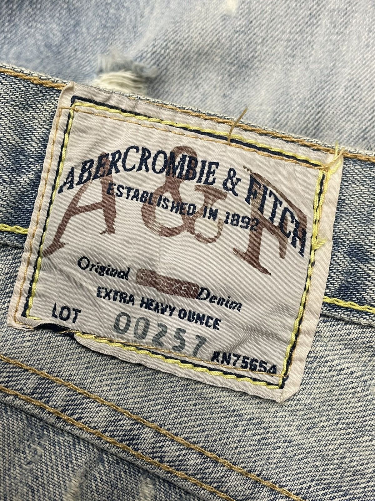 Abercrombie & Fitch Vintage ABERCROMBIE Thrashed Distressed Light Wash Denim Size US 34 / EU 50 - 9 Thumbnail