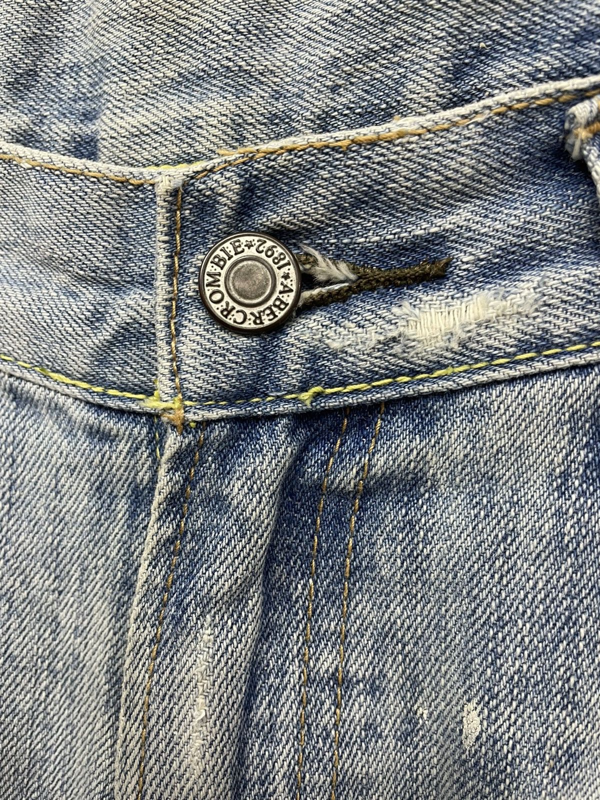 Abercrombie & Fitch Vintage ABERCROMBIE Thrashed Distressed Light Wash Denim Size US 34 / EU 50 - 5 Thumbnail