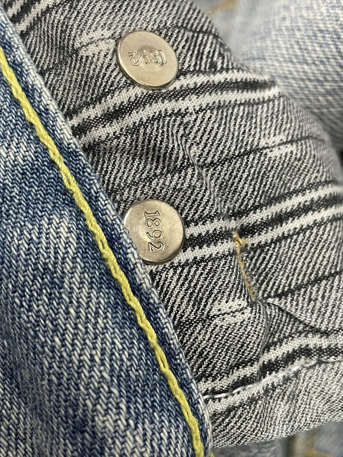 Abercrombie & Fitch Vintage ABERCROMBIE Thrashed Distressed Light Wash Denim Size US 34 / EU 50 - 12 Thumbnail