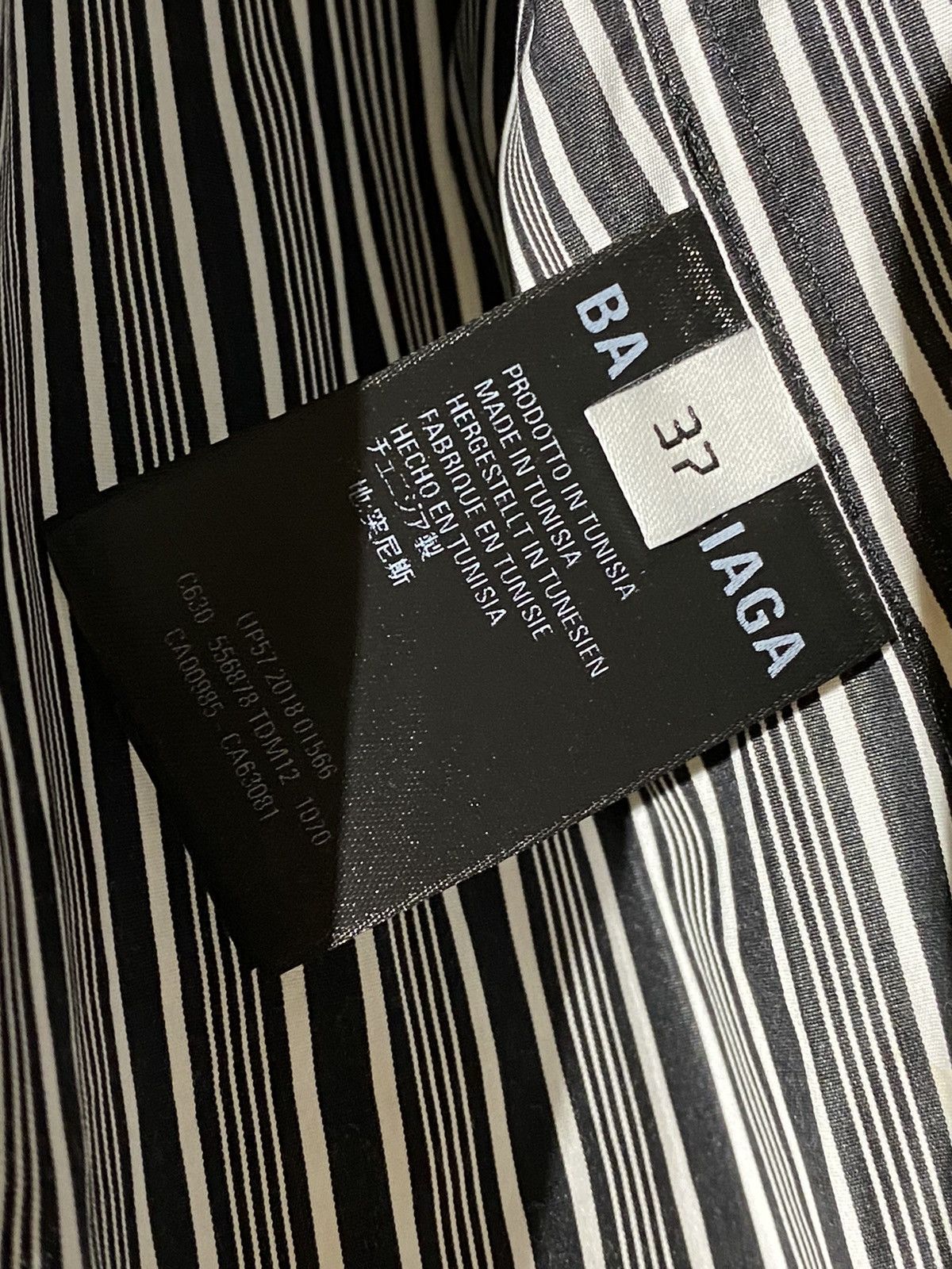 Balenciaga New balenciaga back logo shirt size37 Size US S / EU 44-46 / 1 - 5 Thumbnail