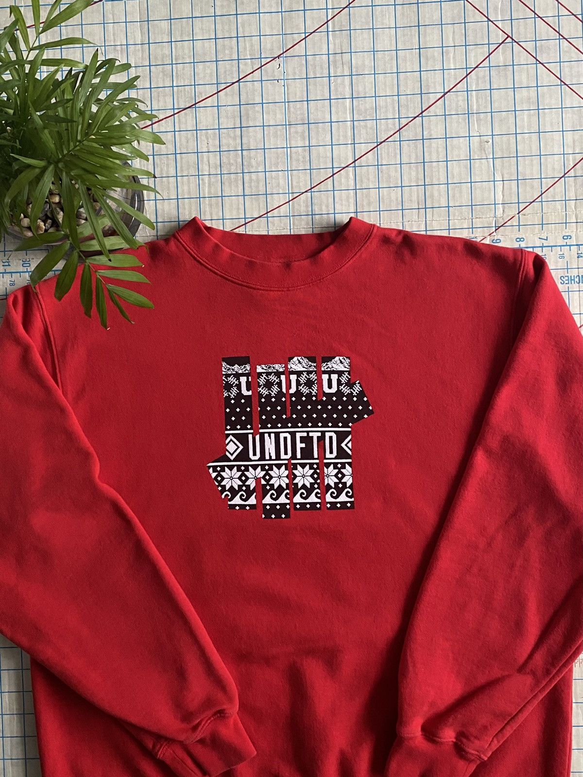 Undefeated Undefeated Christmas Crewneck Sweater Size Large Red Size US L / EU 52-54 / 3 - 1 Thumbnail
