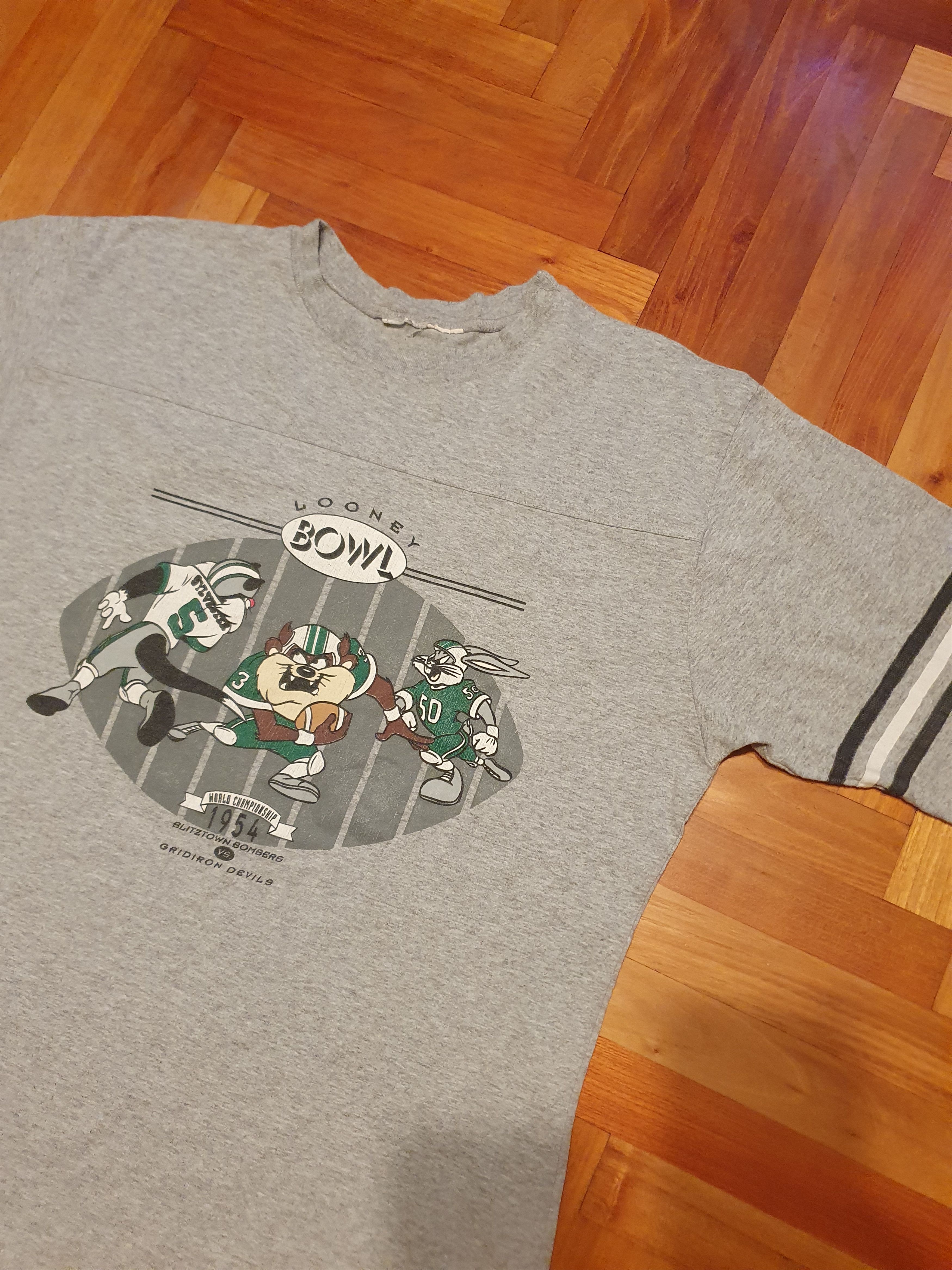 Acme Clothing × Vintage × Warner Bros Looney Bowl Warner Bros Vtg ACME Clothing Football Tee,sz L Size US L / EU 52-54 / 3 - 1 Thumbnail