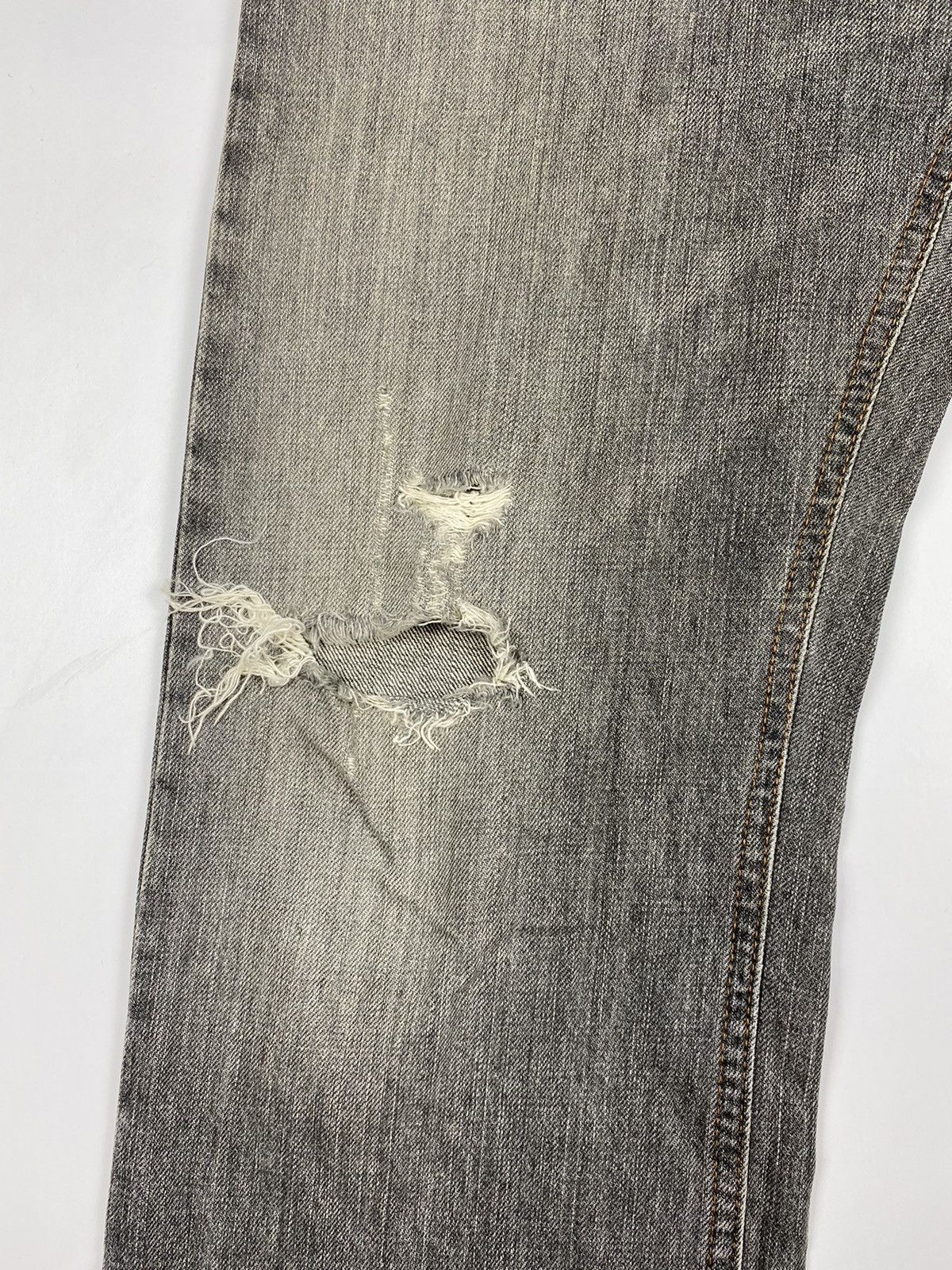 Burberry Vintage Light wash Burberry Distressed Denim jeans Size US 32 / EU 48 - 4 Thumbnail
