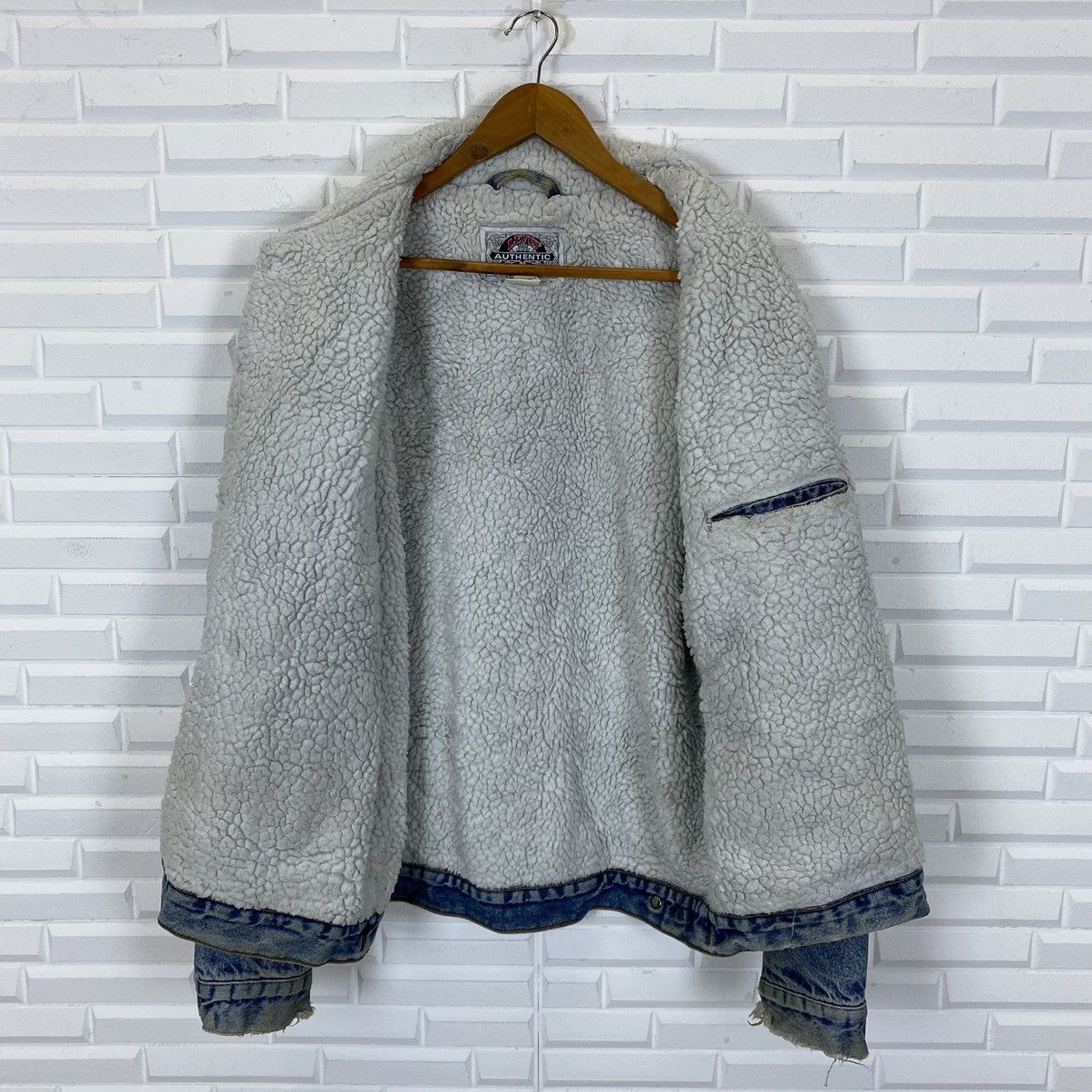Levi's AUTHENTIC LEVI'S SHERPA LINING DISTRESSED DENIM JACKET Size US L / EU 52-54 / 3 - 15 Thumbnail