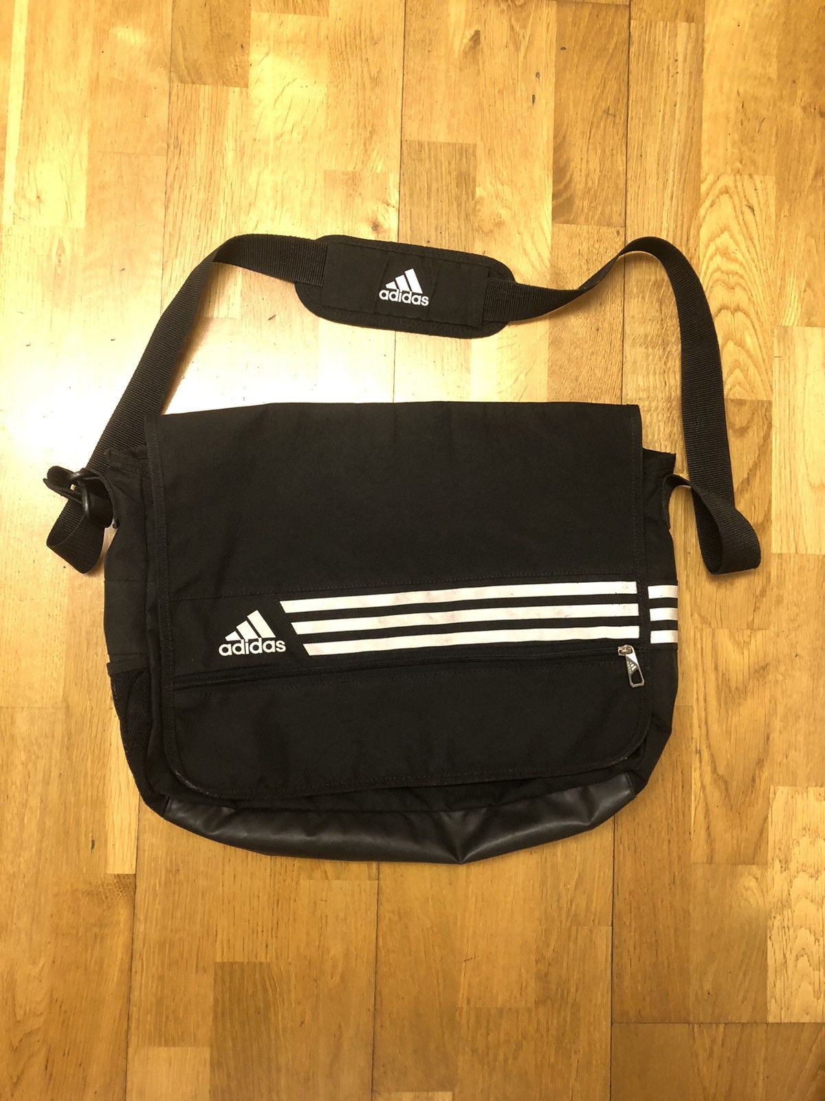 Vintage ADIDAS VINTAGE CLASSIC OVER THE SHOULDER LIGHT BAG Size ONE SIZE - 1 Thumbnail