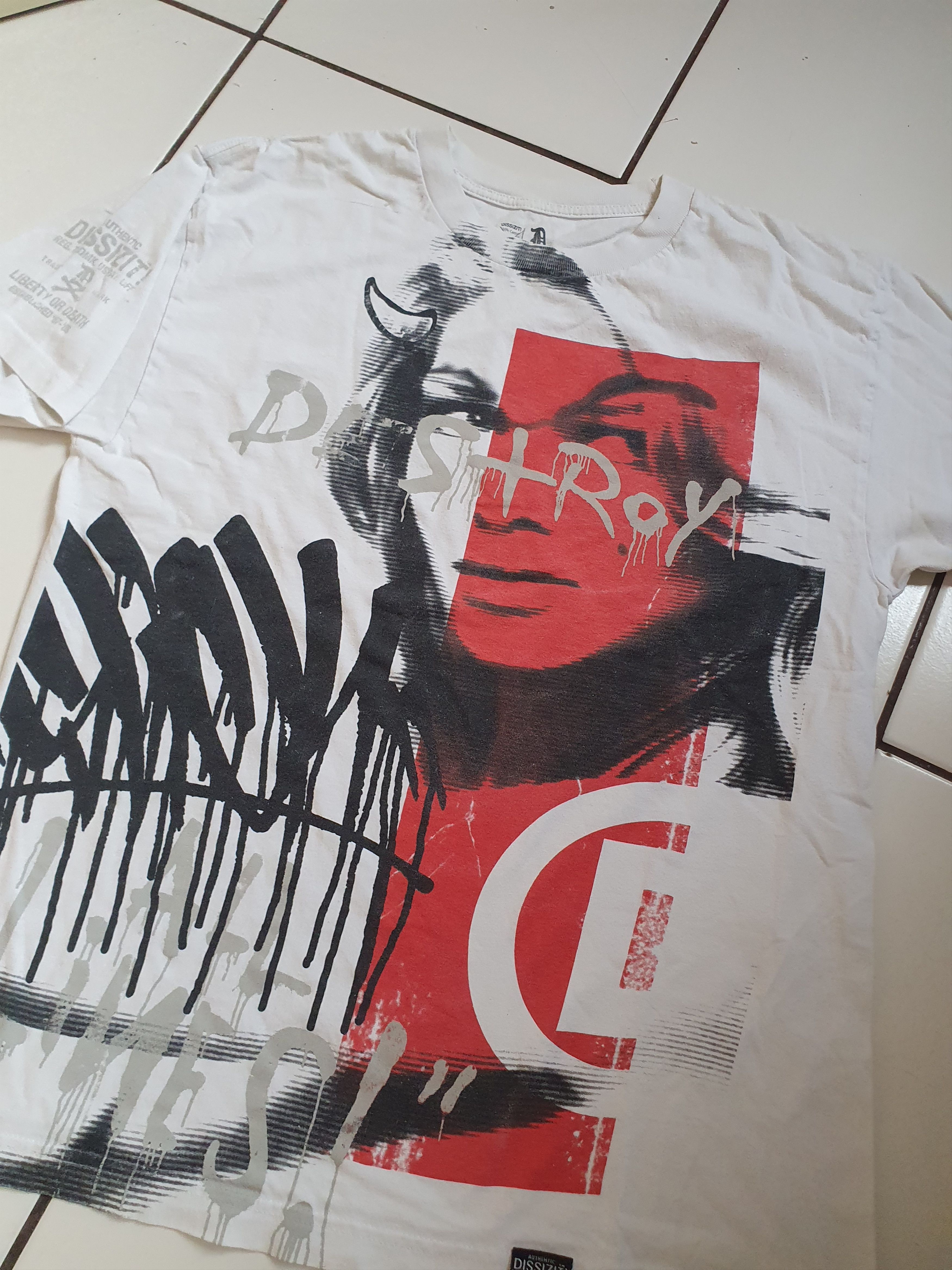 Dissizit Dissizit Graphitty Liberty or Death graffiti tags tee,sz L Size US L / EU 52-54 / 3 - 5 Thumbnail