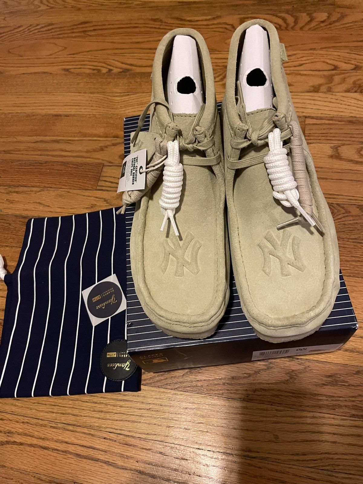 Kith × Clarks for New York Yankees Clarks Originals x Kith x New York Yankees Wallabee Low