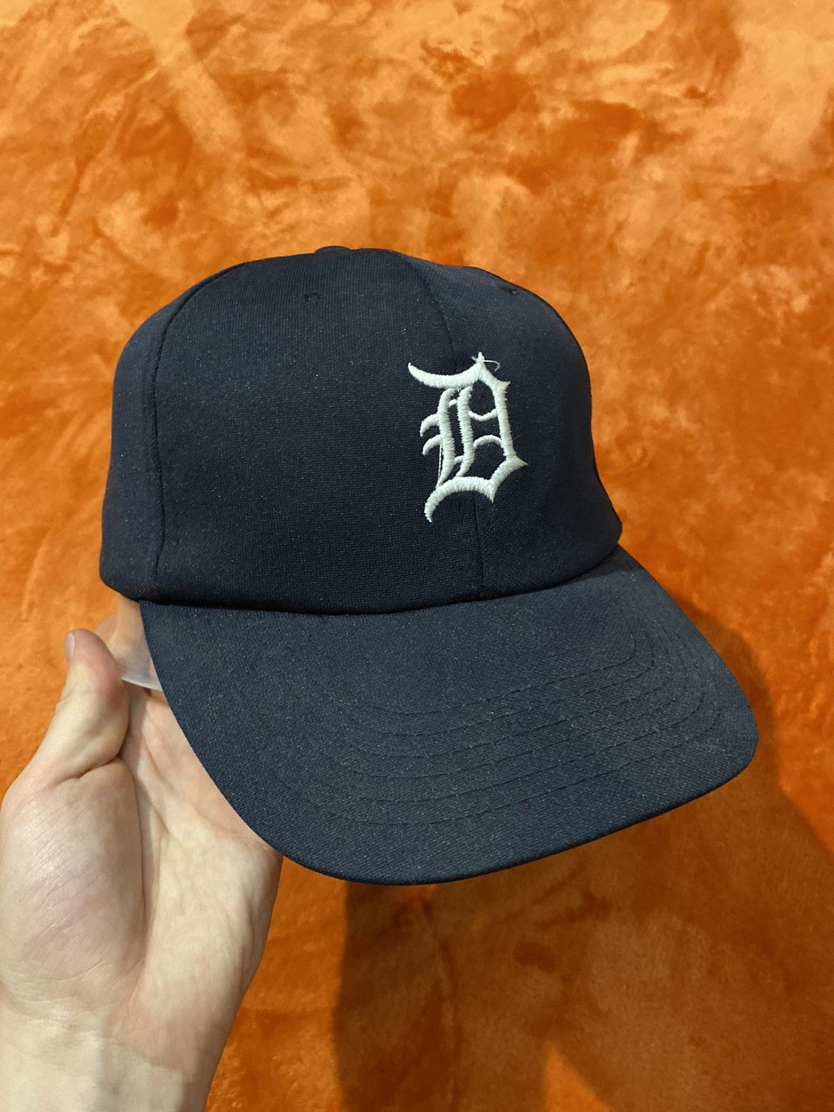 Vintage 1990s Detroit Tigers MLB Baseball Embroidered Hoodie / 