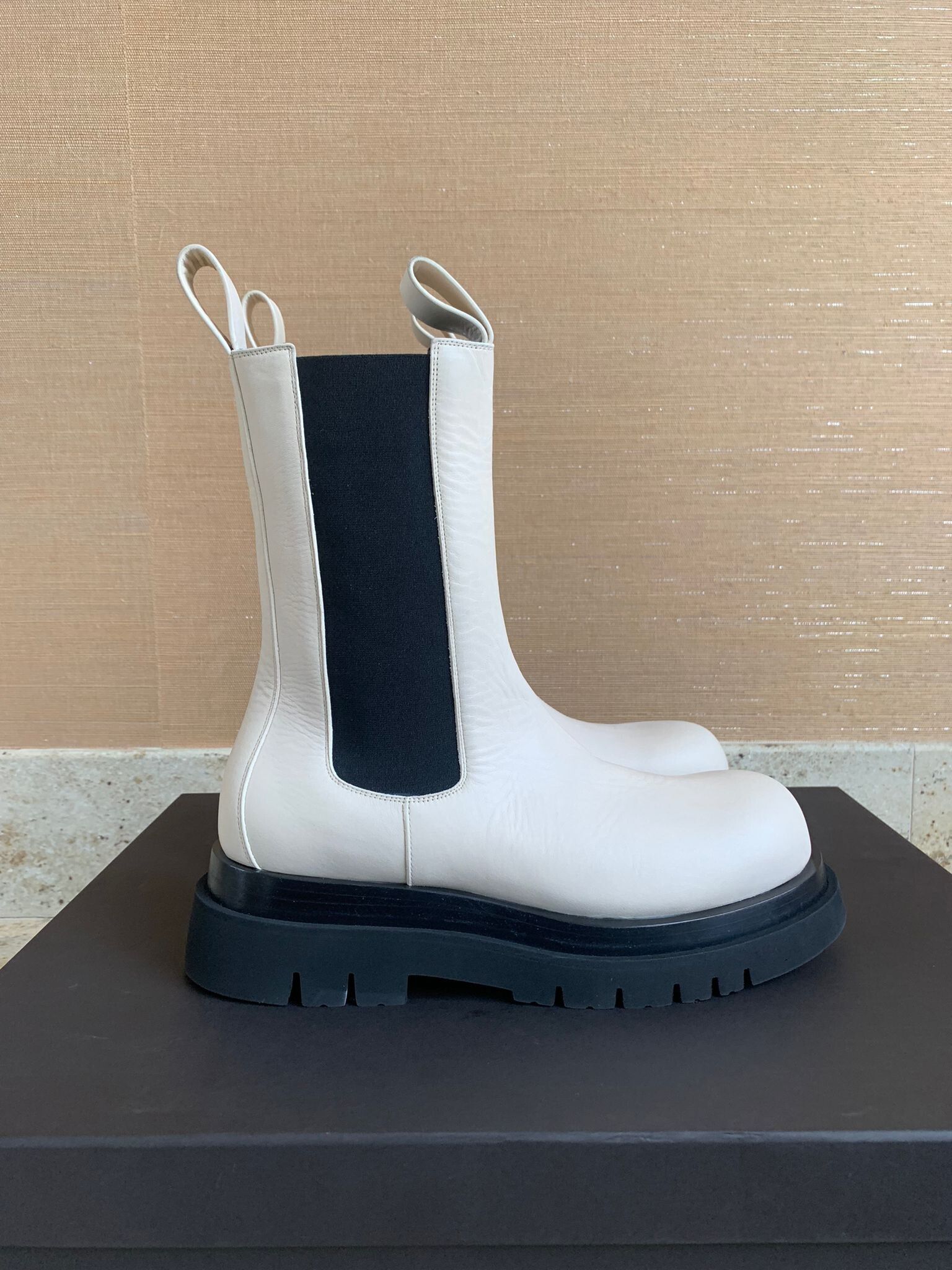 Pre-owned Bottega Veneta Bv Lug Boot In White