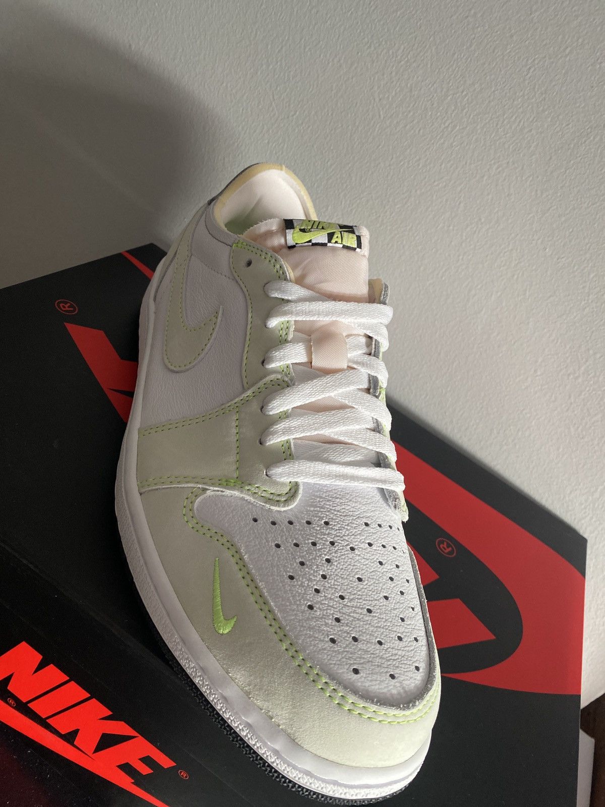 Nike AIR JORDAN 1 LOW OG - WHITE/BLACK-GHOST GREEN Size US 11 / EU 44 - 2 Thumbnail