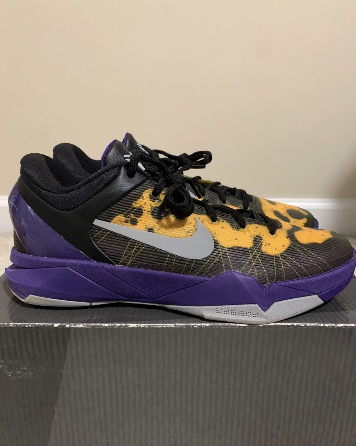 Nike Zoom Kobe 7 Poison Dart Frog Lakers 2012 SIZE 10.5 Size US 10.5 / EU 43-44 - 4 Thumbnail