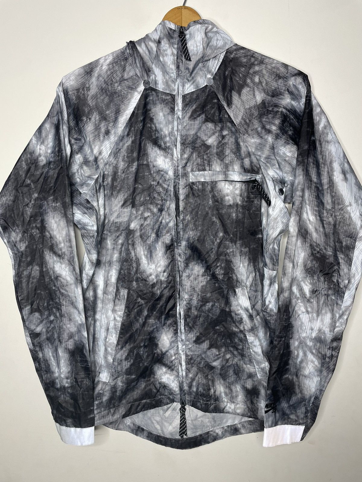 Nike SB Windbreaker Camo Snow