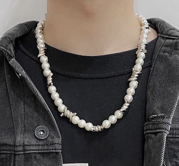 Jewelry Simulated pearl necklace with barbed wire charms Size ONE SIZE - 1 Thumbnail