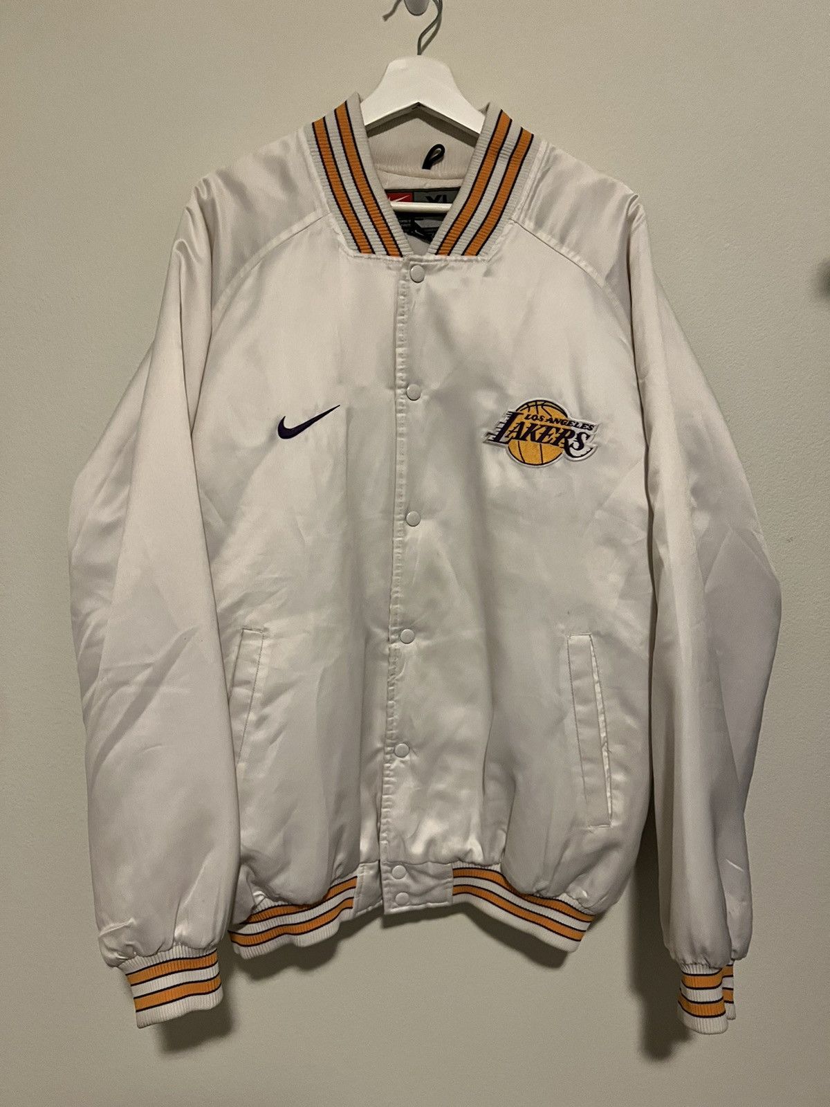 VTG RARE Nike Los Angeles Lakers NBA Satin White Gold Jacket Men's