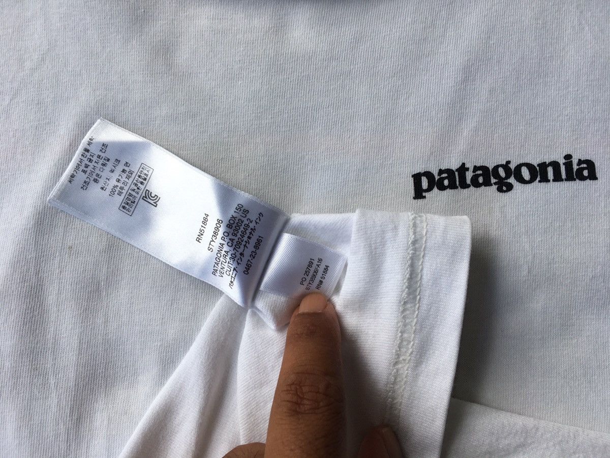 Patagonia Rare Vintage Patagonia Big Spellout Logo Tshirt Size US L / EU 52-54 / 3 - 17 Thumbnail