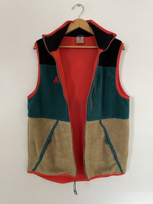 Nike acg deals sherpa vest
