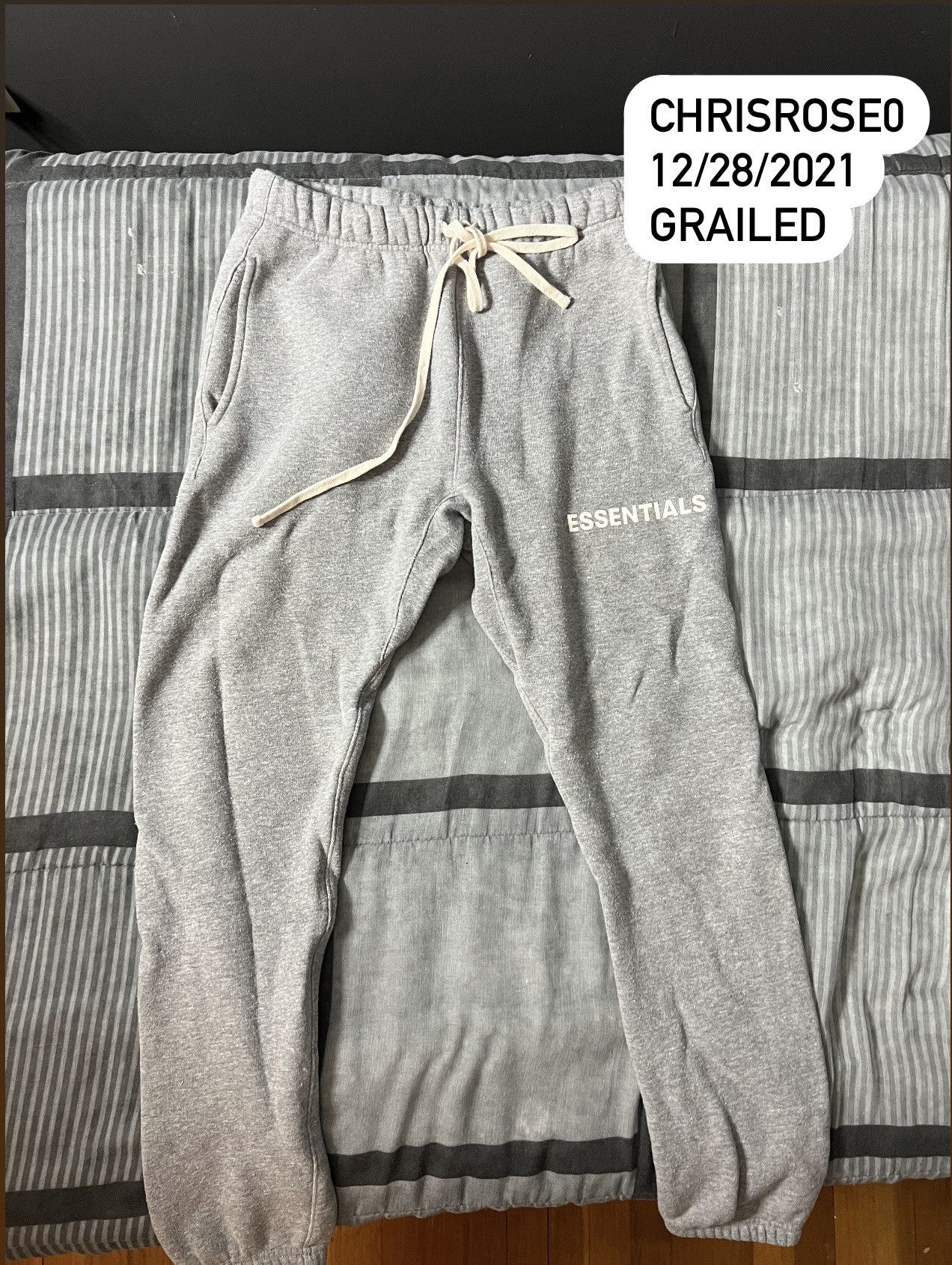 Essentials × Fear of God Fear of God Essentials OG Graphic Sweatpants Grey Size US 30 / EU 46 - 1 Thumbnail