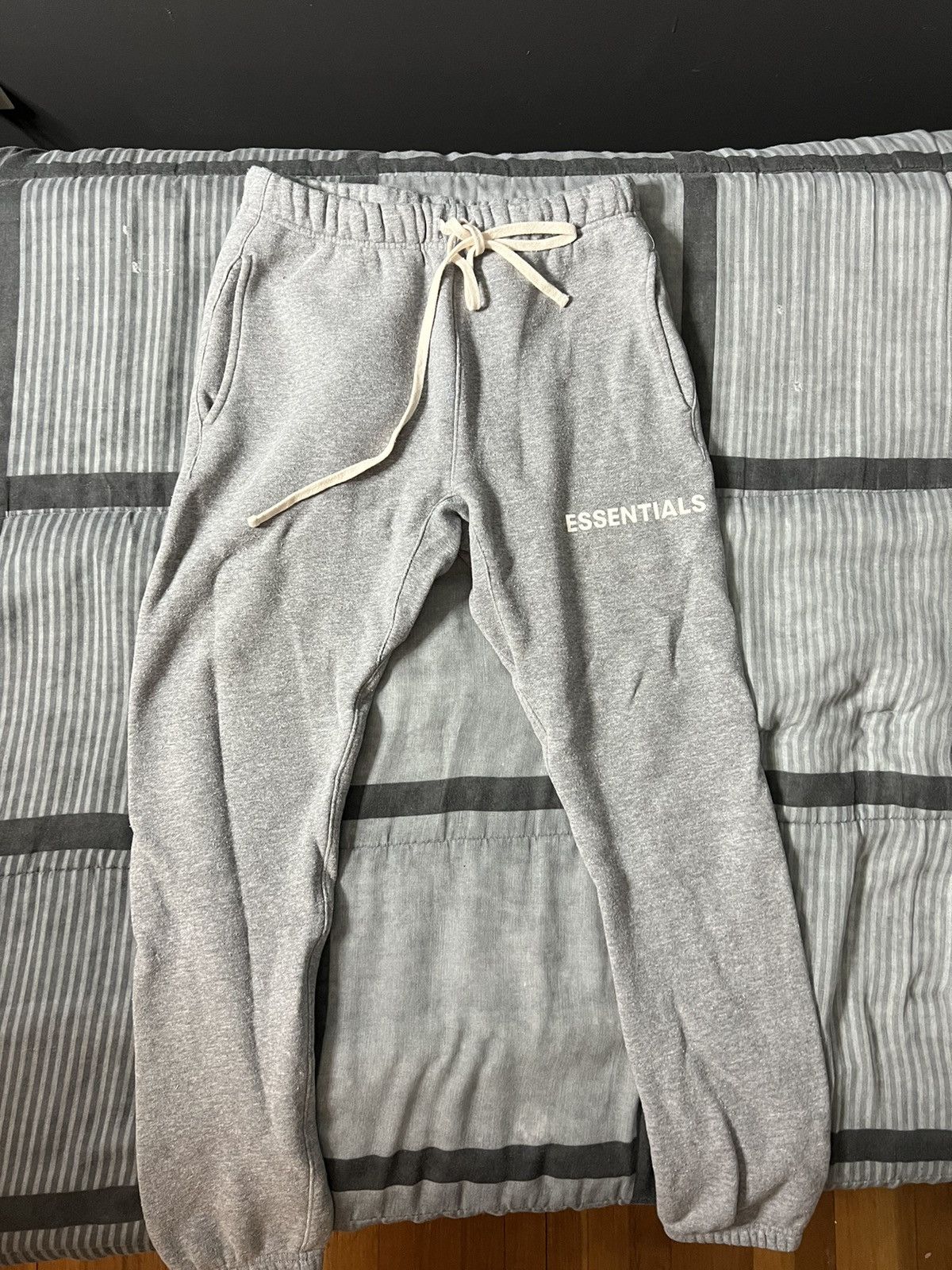 Essentials × Fear of God Fear of God Essentials OG Graphic Sweatpants Grey Size US 30 / EU 46 - 2 Thumbnail