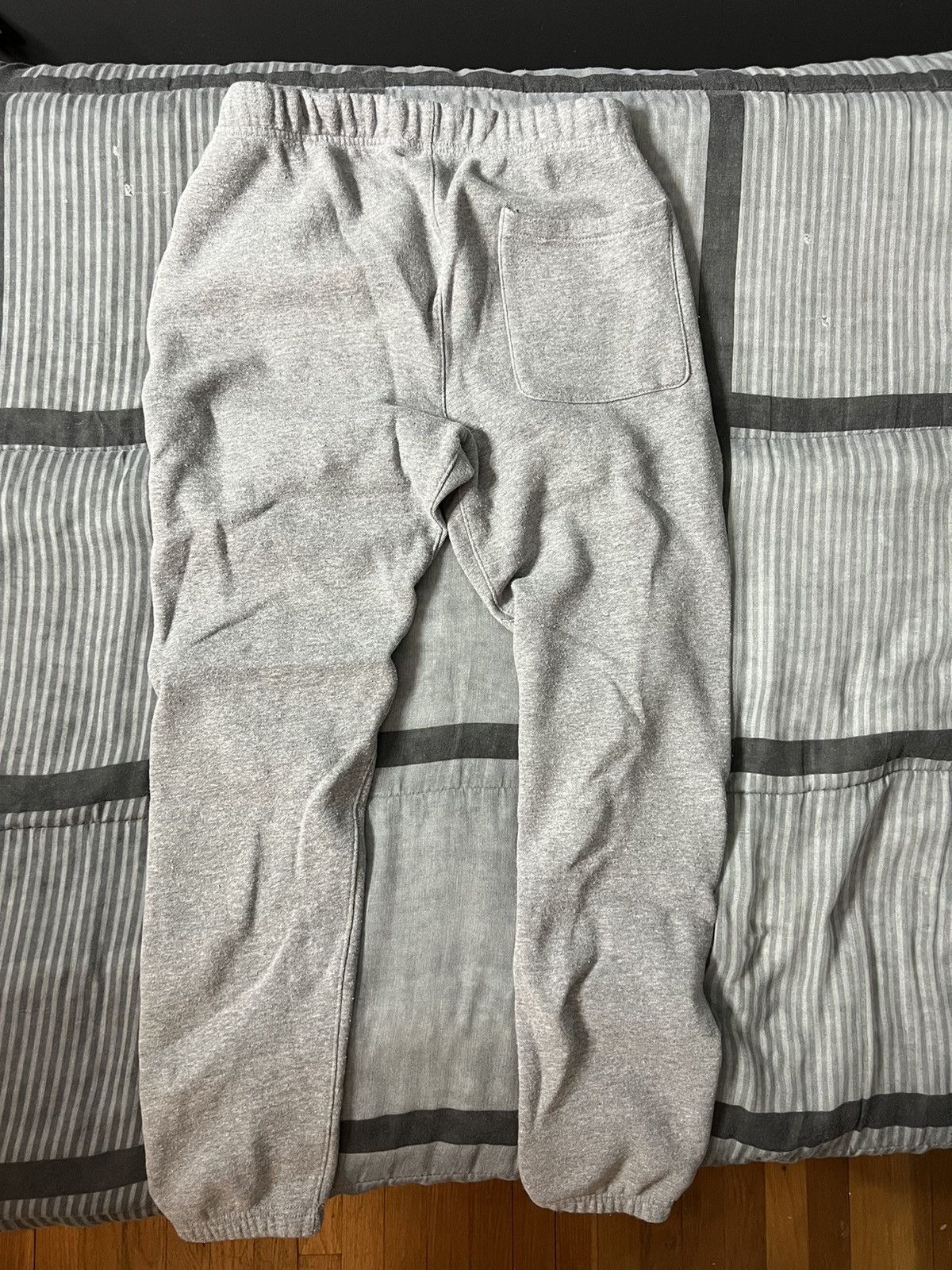 Essentials × Fear of God Fear of God Essentials OG Graphic Sweatpants Grey Size US 30 / EU 46 - 3 Thumbnail