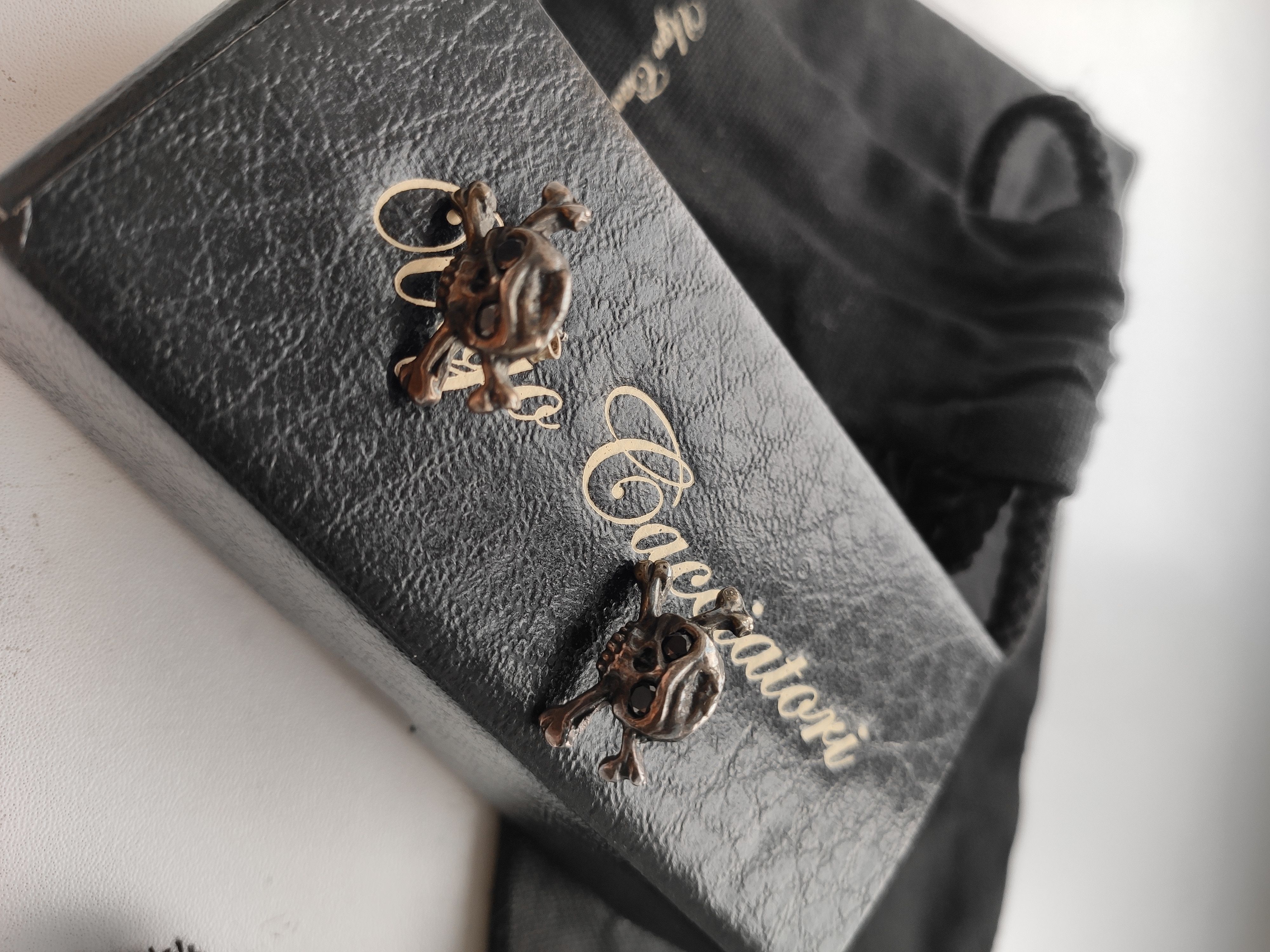 Ugo Cacciatori Onyx + silver crossbone earrings Size ONE SIZE - 3 Thumbnail