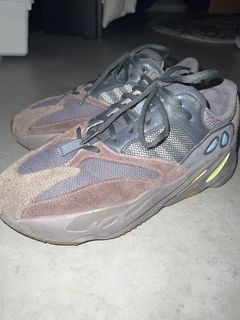 Kanye wearing best sale yeezy 700 mauve