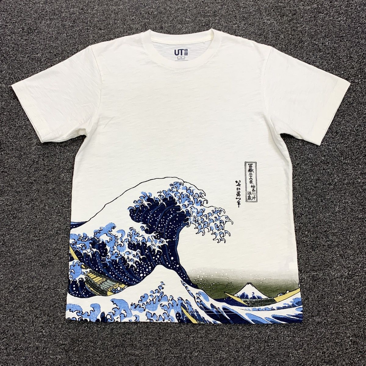 Uniqlo Uniqlo The Great Wave Off Kanagawa Tee | Grailed