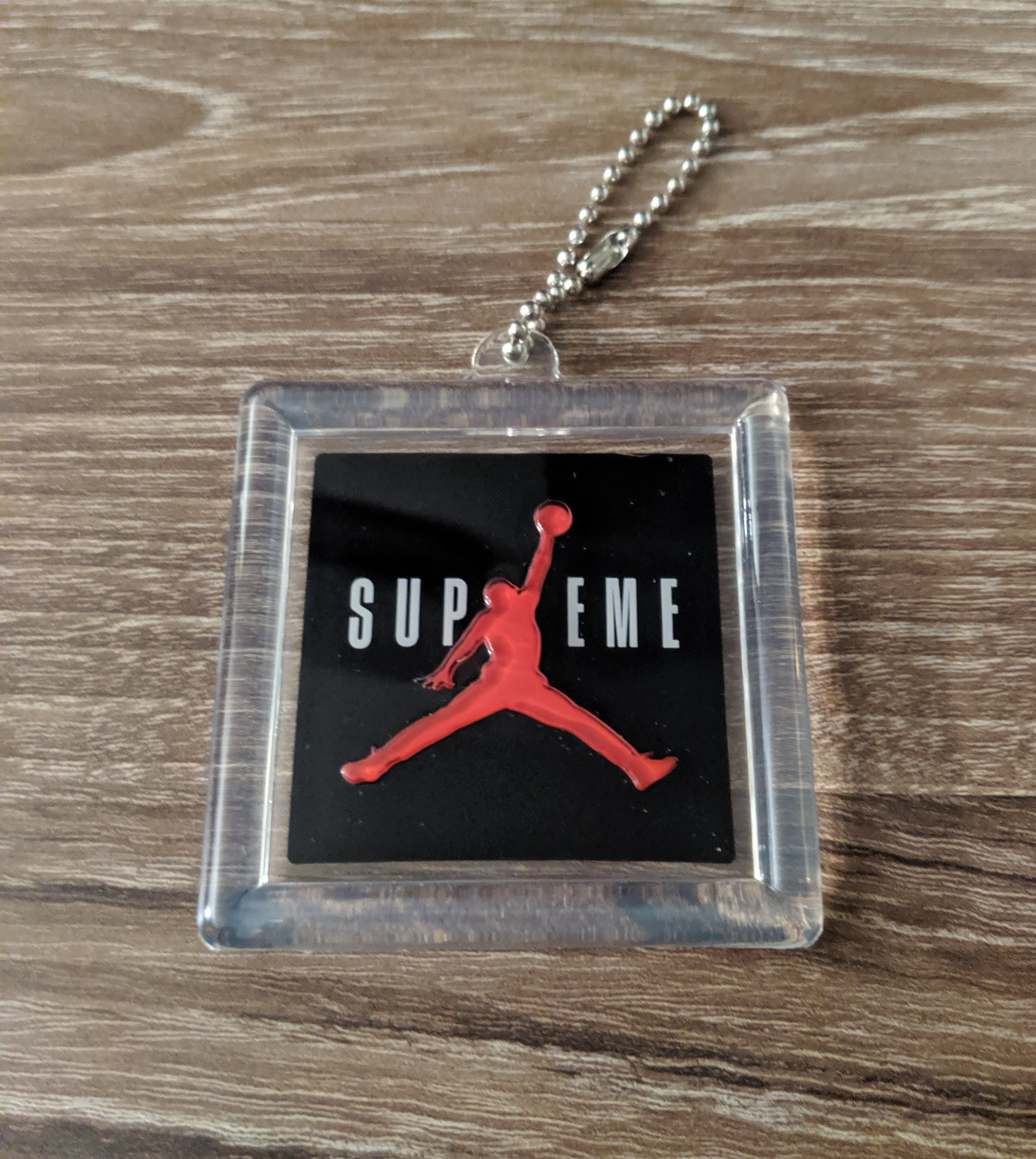 Supreme hang outlet tag