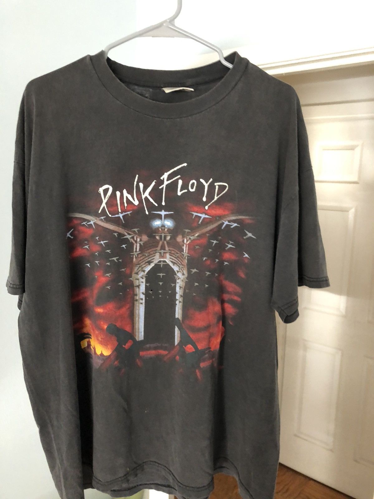 Vintage pink floyd the wall t shirt hotsell winterland