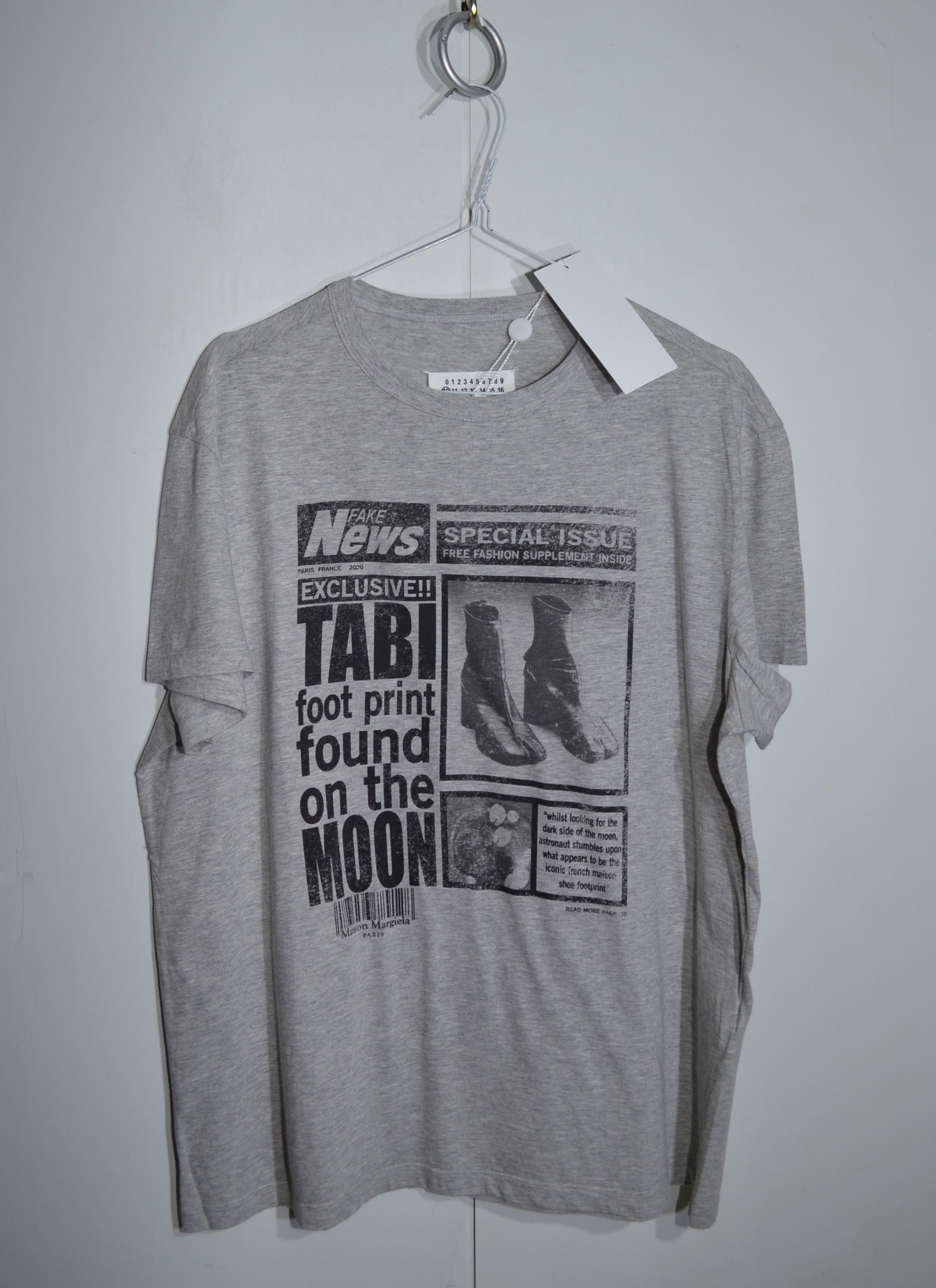 “Maison Margiela” TABI NEWS Tシャツ Gray Maison Margiela Tabi Printed T-Shirt - Grey | Garmentory