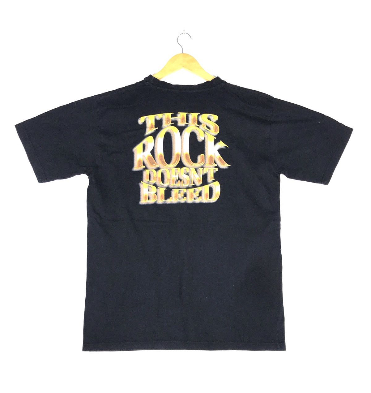 Vintage vintage 90s the rock this rock doesn’t bleed t-shirts Size US XL / EU 56 / 4 - 2 Thumbnail