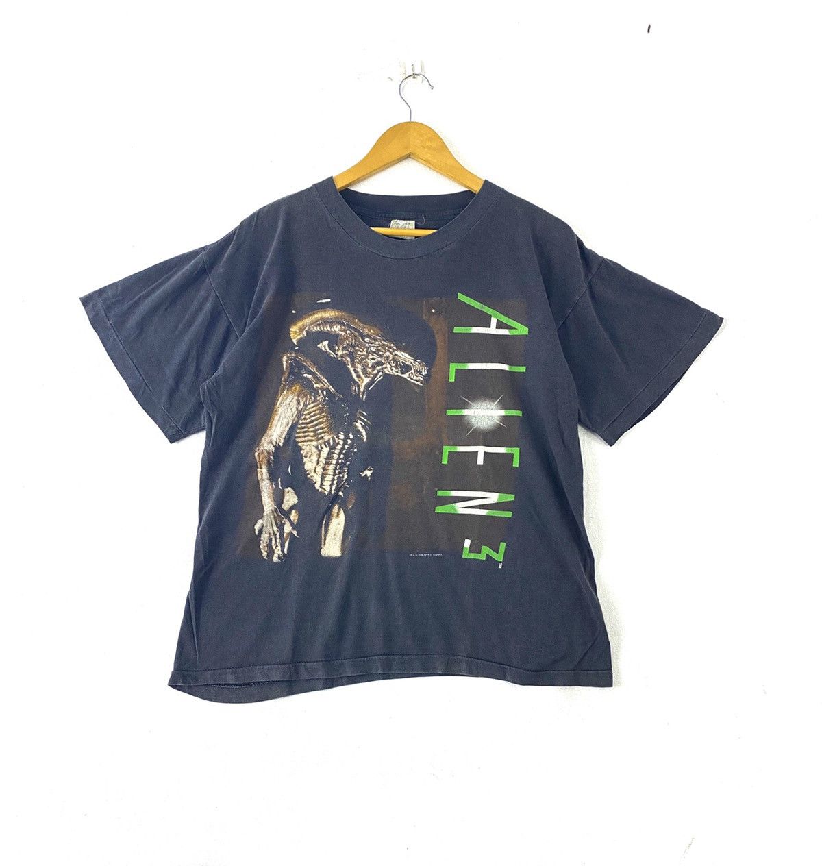 image of Vintage 1992 Alien 3 Horror Movie Film Design T-Shirts in Black, Men's (Size Medium)