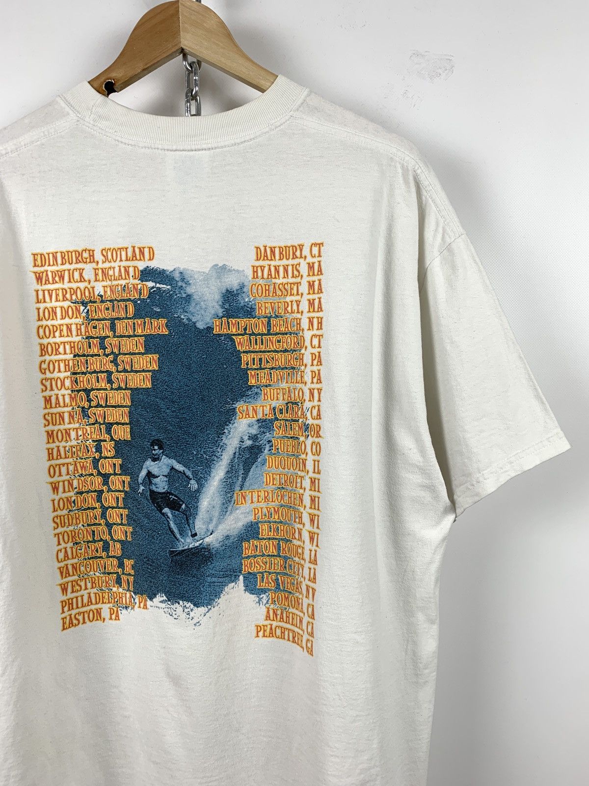 Band Tees 2001 Vintage The Beach Boys Surfin' Safari Tour T-Shirt Size US XL / EU 56 / 4 - 5 Thumbnail
